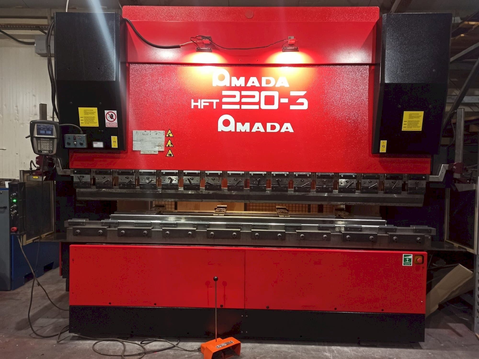 Vista frontale della macchina AMADA HFT 220-3