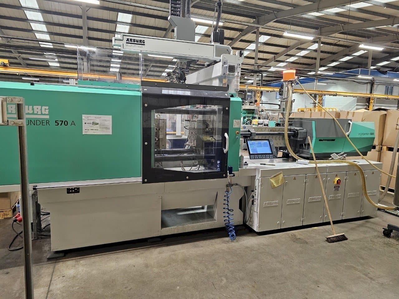 Vista frontale della macchina Arburg Allrounder 570 A 2000-800