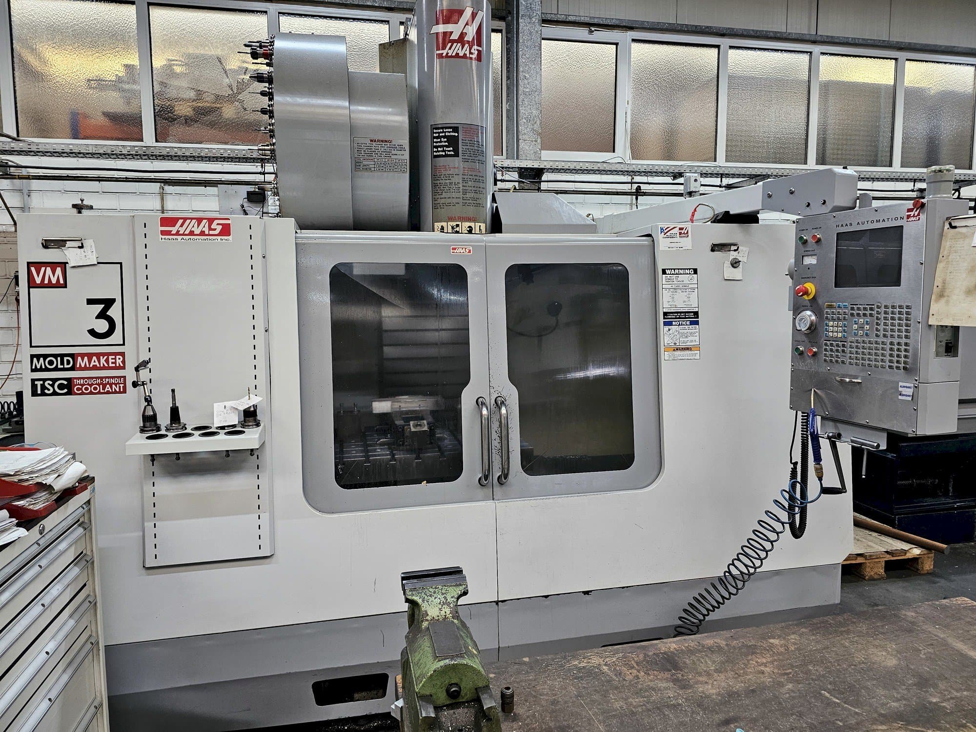 Vista frontale della macchina HAAS VM 3