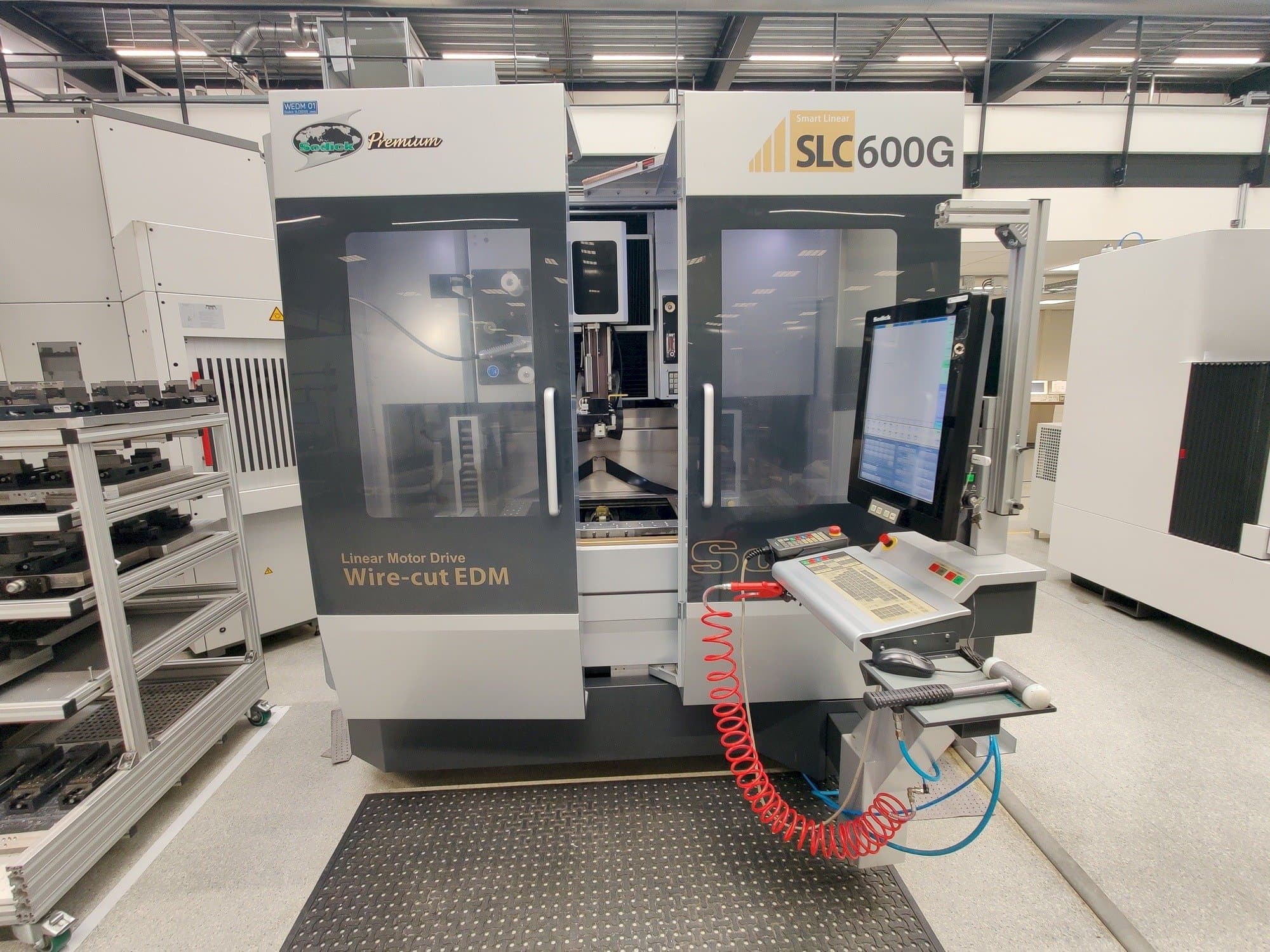 Vista frontale della macchina Sodick SPW600