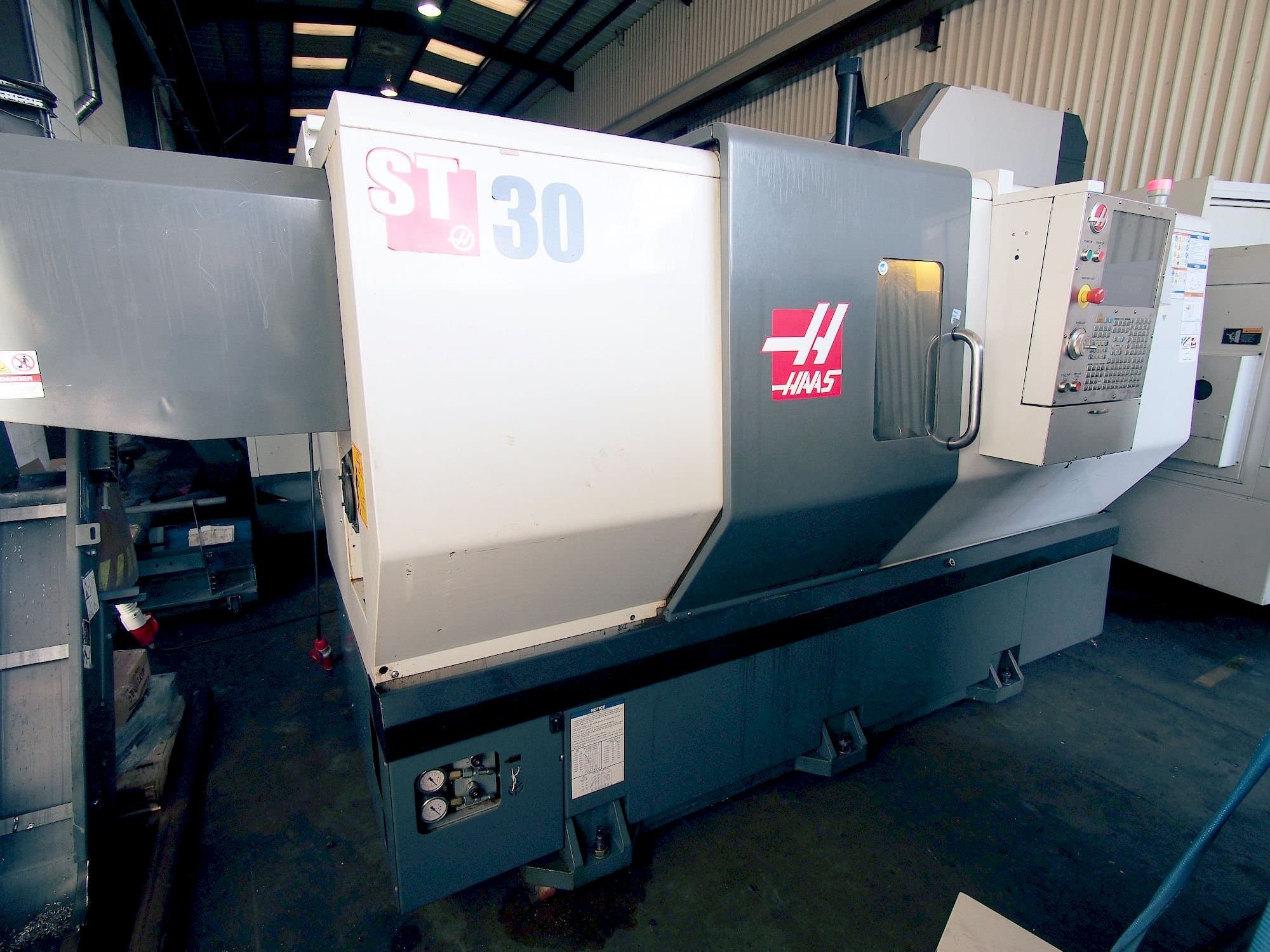 Vista frontale della macchina HAAS ST-30