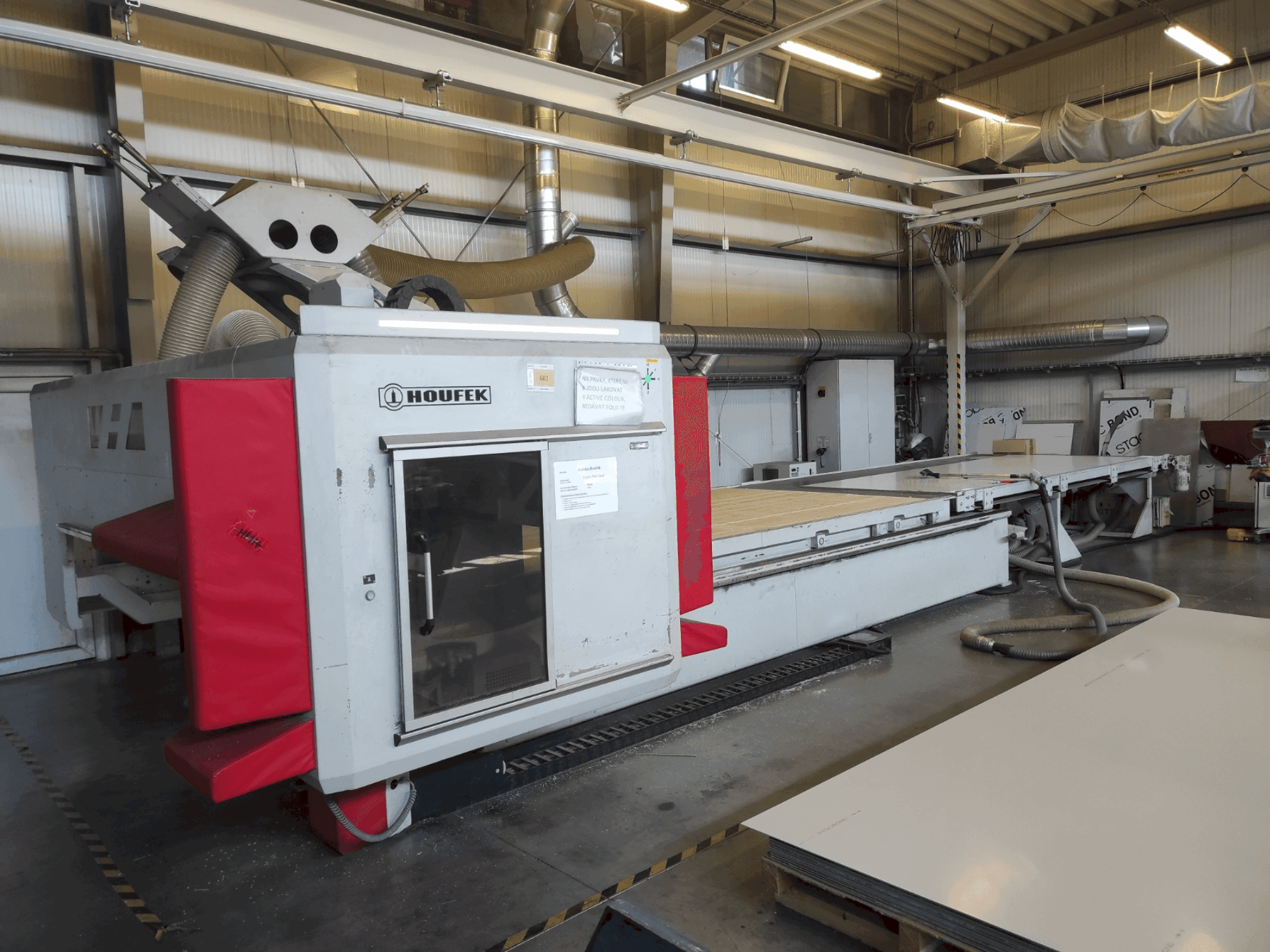 Vista frontale della macchina Houfek Scorpion 422102-R3