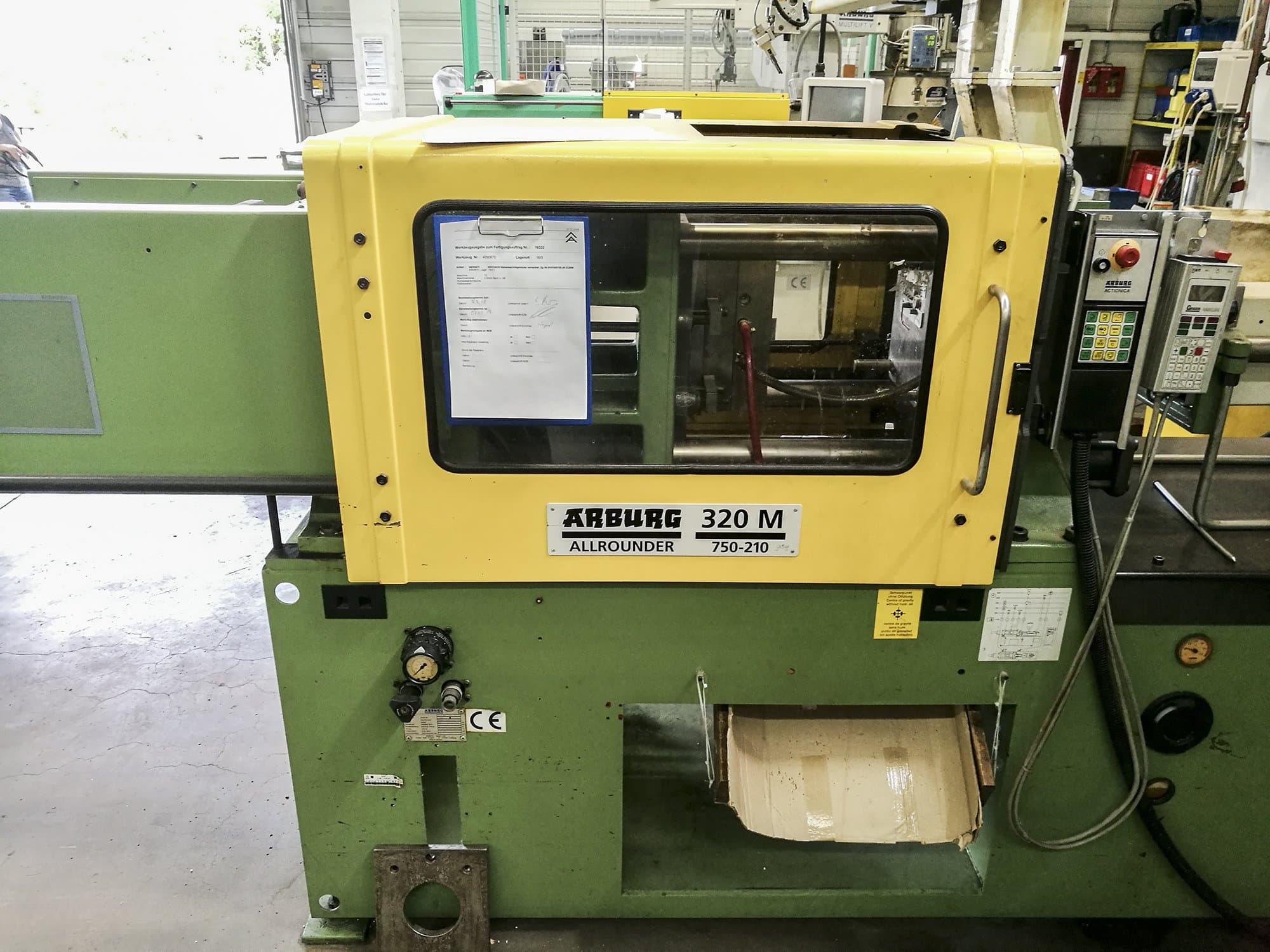 Vista frontale della macchina Arburg 320M 750-210