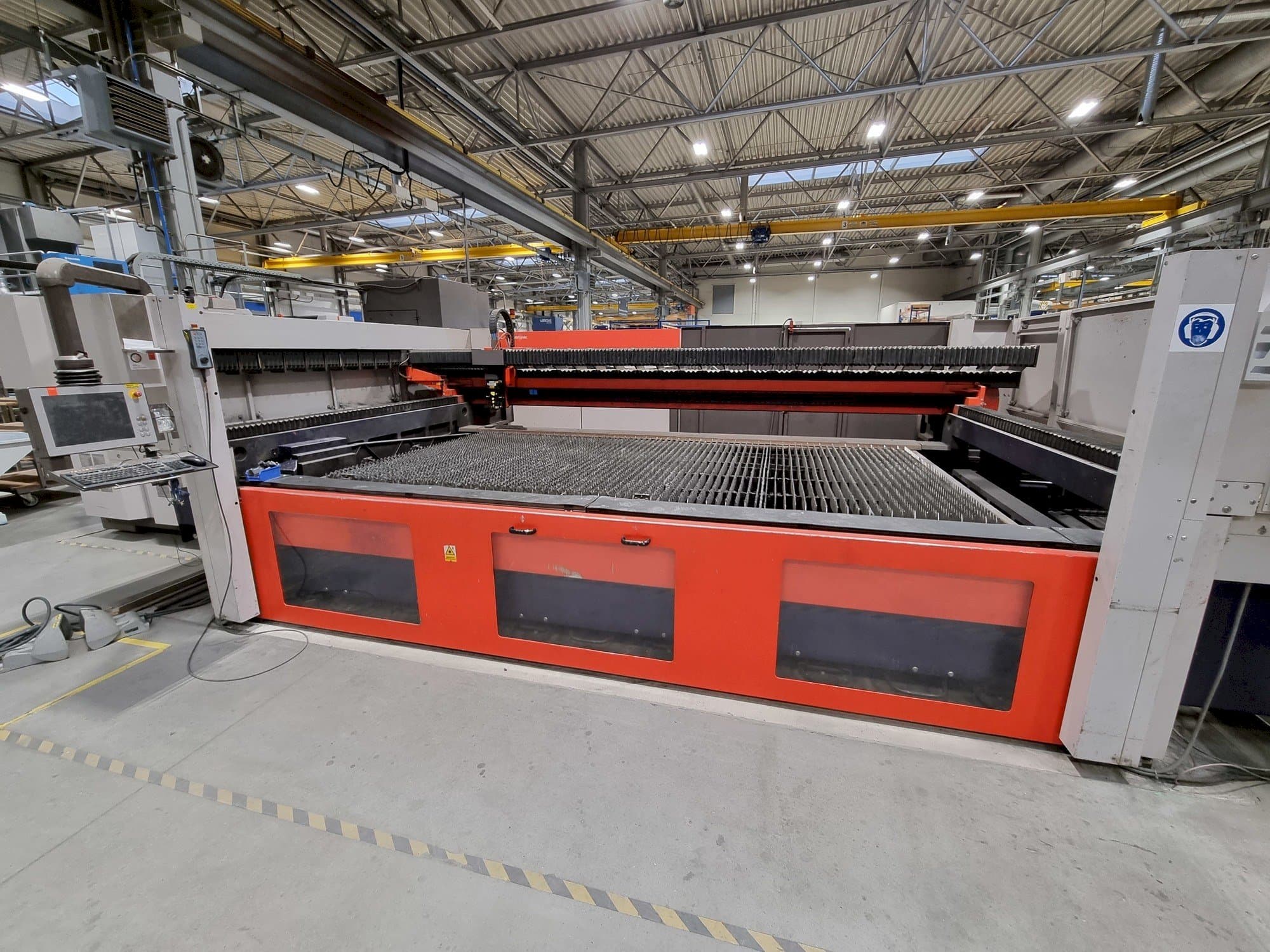 Vista frontale della macchina Bystronic Bylaser 4400