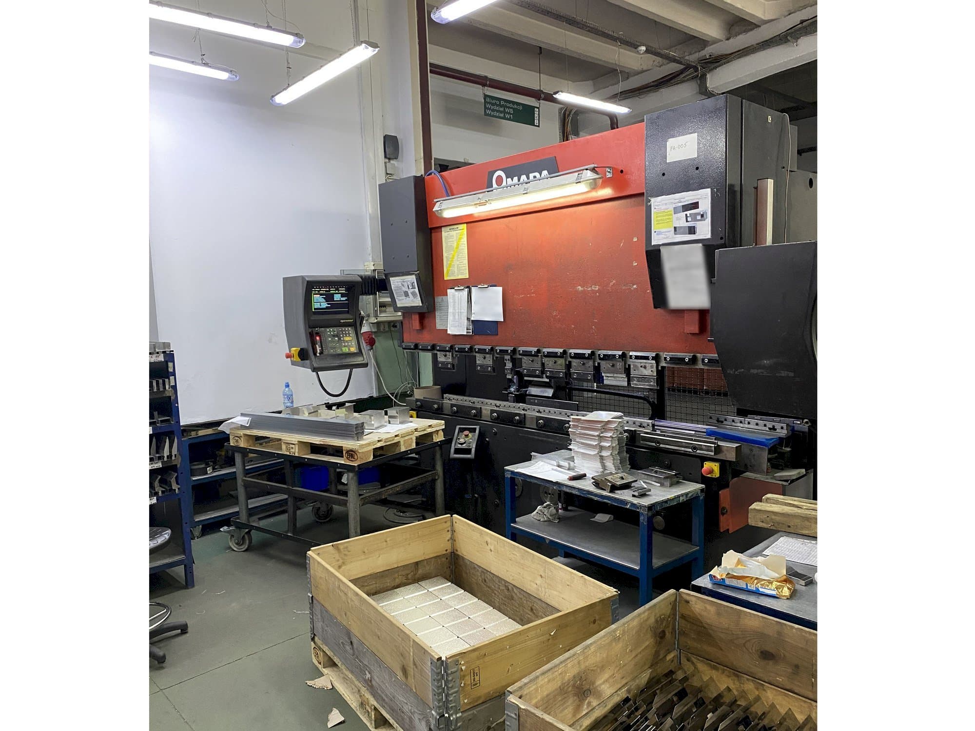 Vista frontale della macchina AMADA HFBO 8025