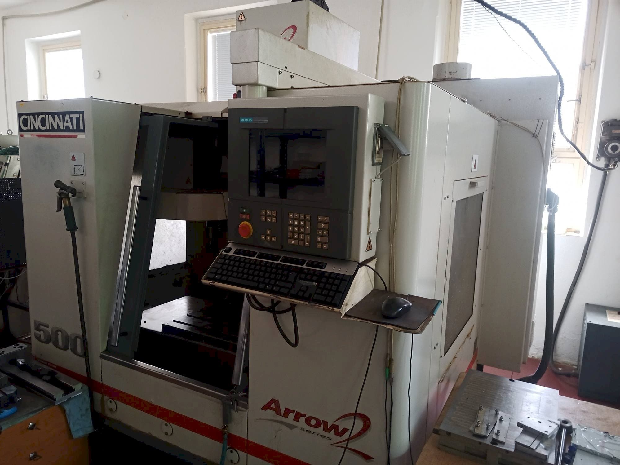 Vista frontale della macchina Cincinnati Arrow 2