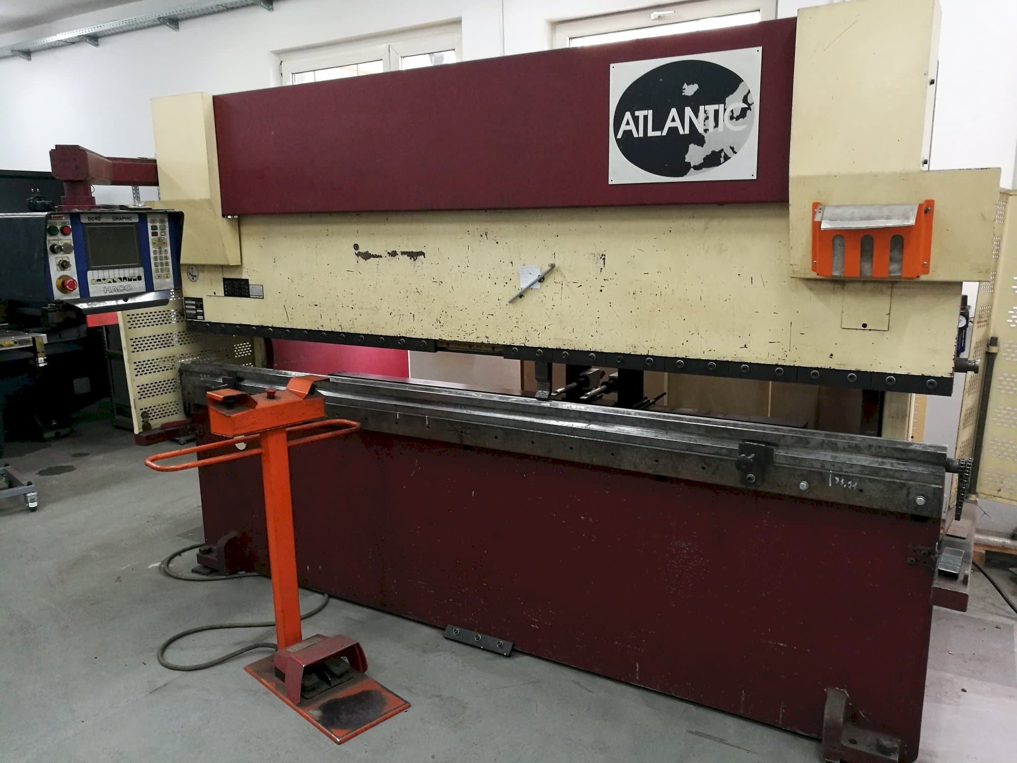 Vista frontale della macchina HACO ATLANTIC HPE 30100