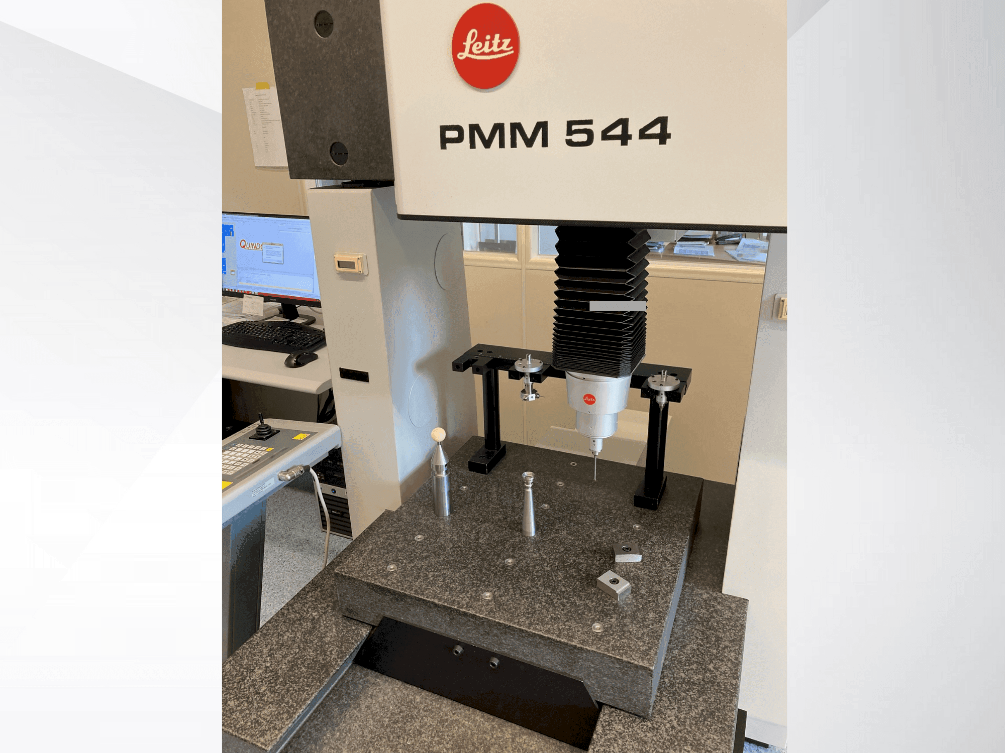 Vista frontale della macchina LEITZ PMM 544
