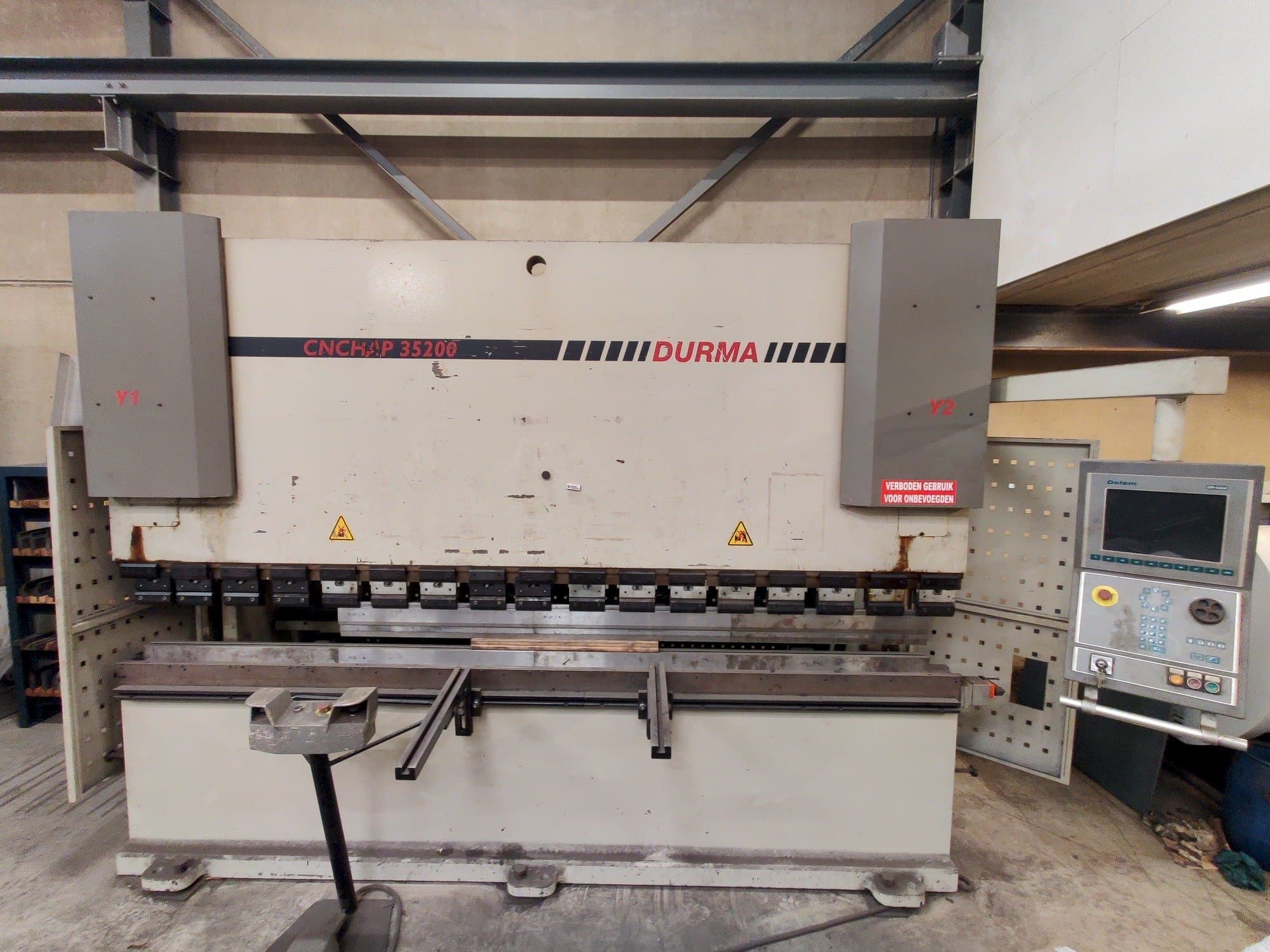 Vista frontale della macchina Durma CNC HAP 35200