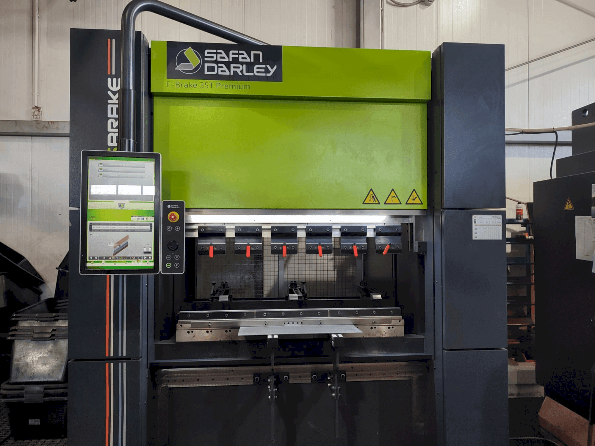 Vista frontale della macchina Safan E-Brake Premium 35-1250
