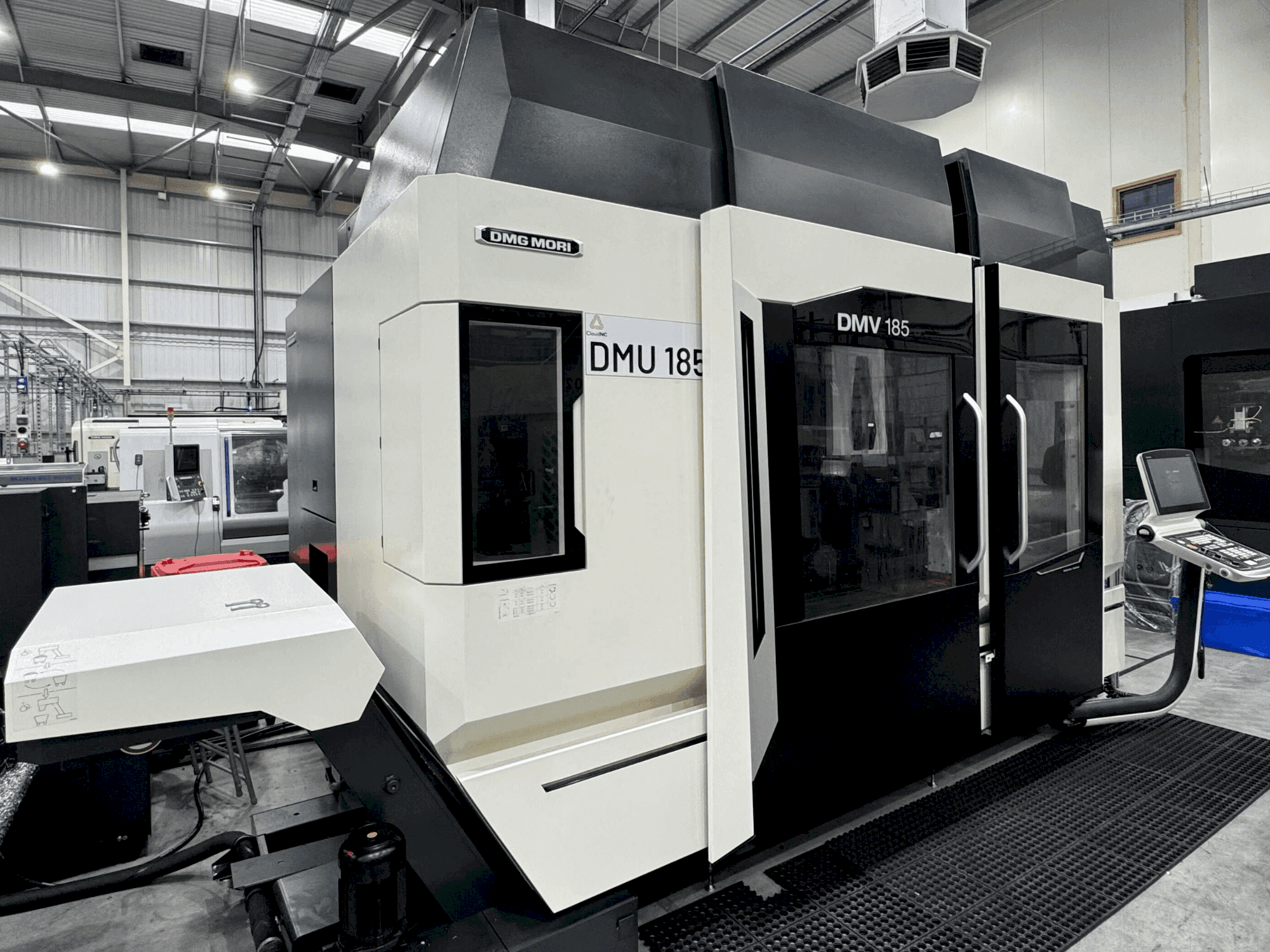 Vista frontale della macchina DMG MORI DMV 185