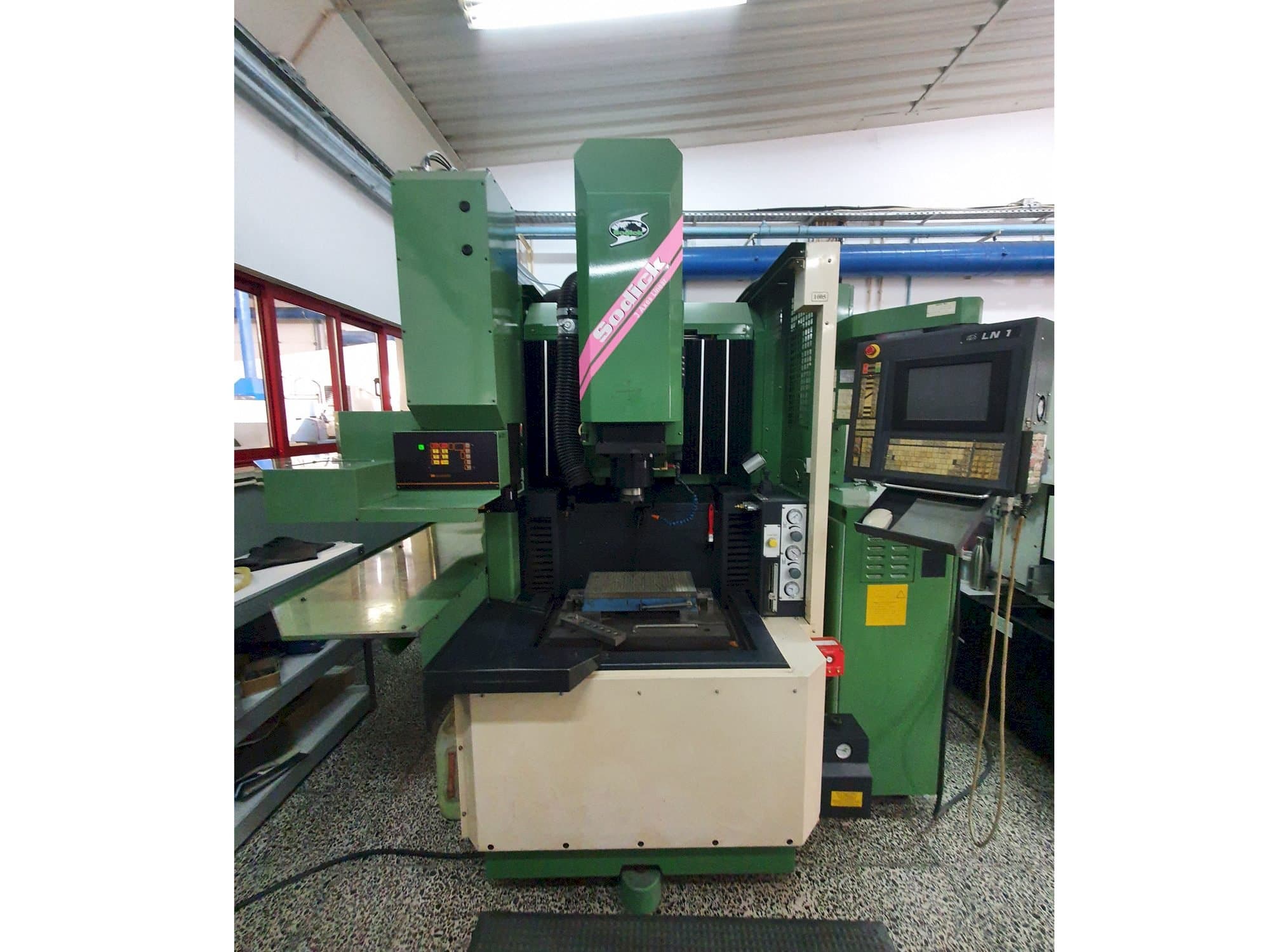 Vista frontale della macchina Sodick AQ35L