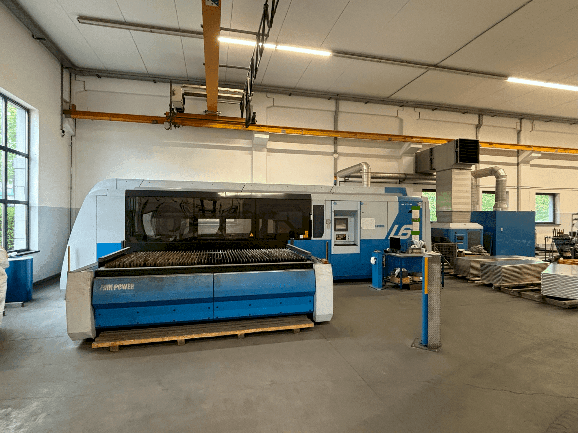 Vista frontale della macchina Finn-Power L6