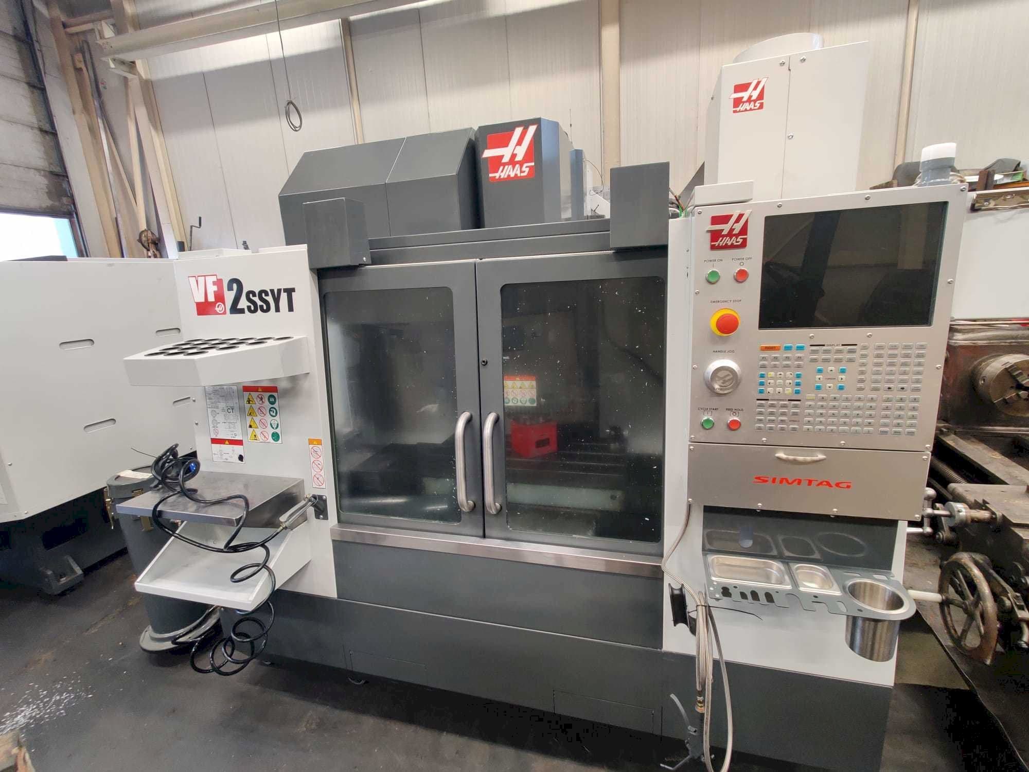 Vista frontale della macchina HAAS VF-2SSYT