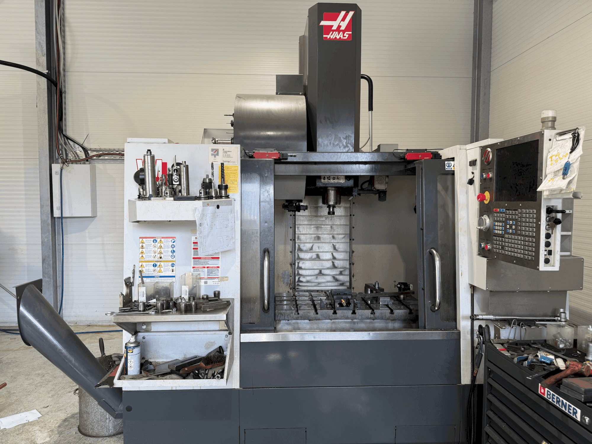 Vista frontale della macchina HAAS VM-2
