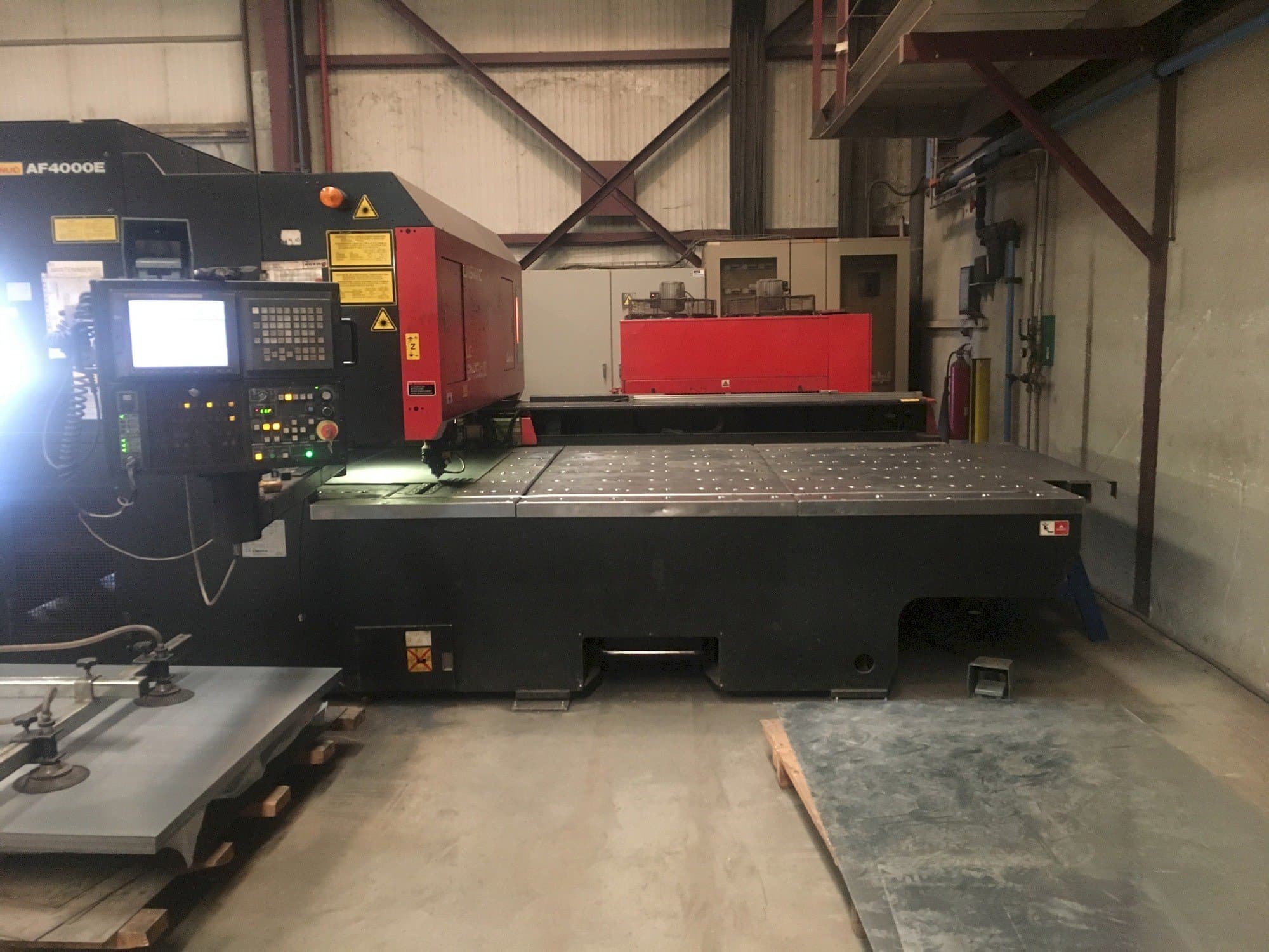 Vista frontale della macchina AMADA LC 2415 A3