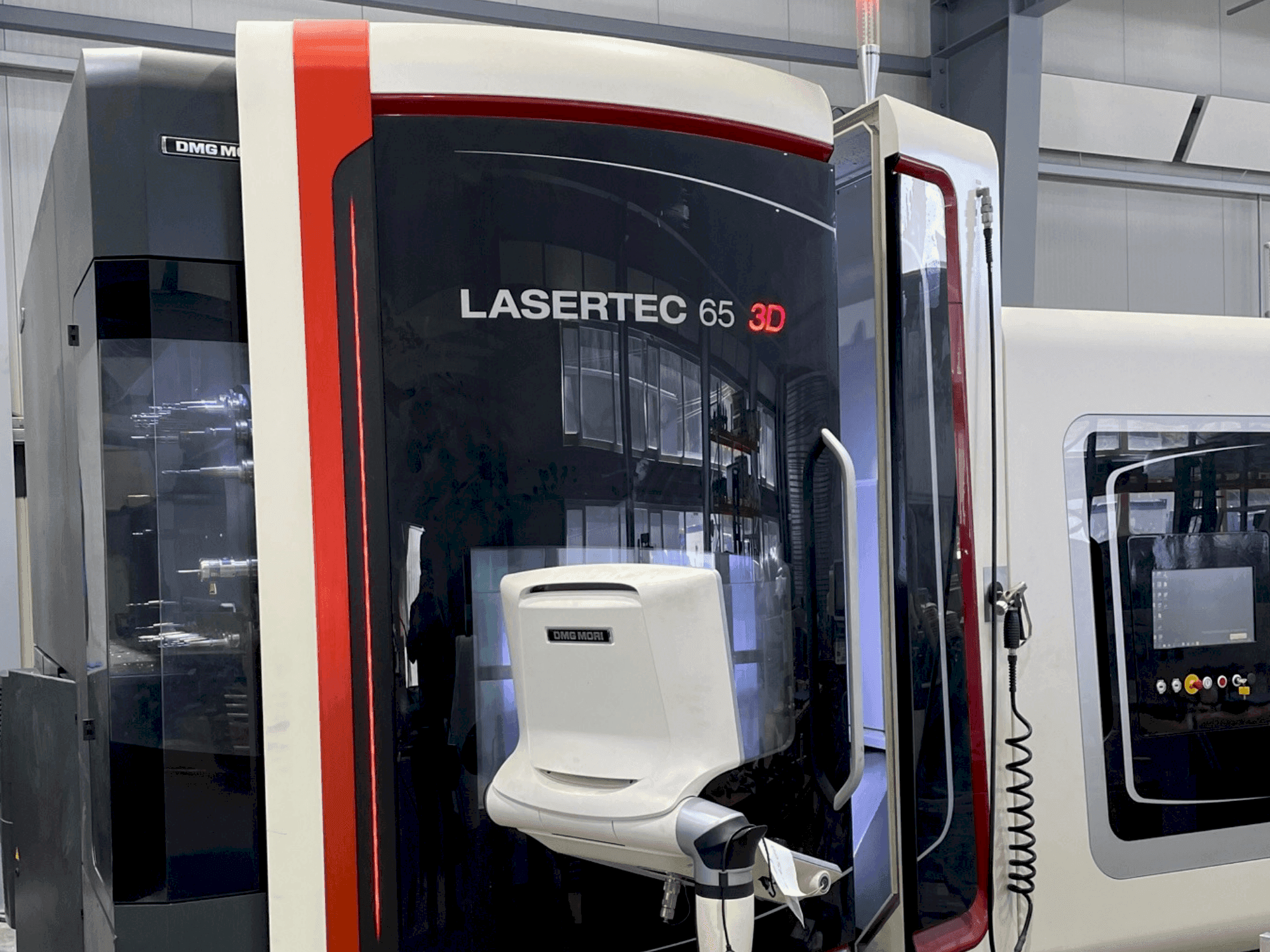 Vista frontale della macchina DMG MORI LASERTEC 65 3D Hybrid