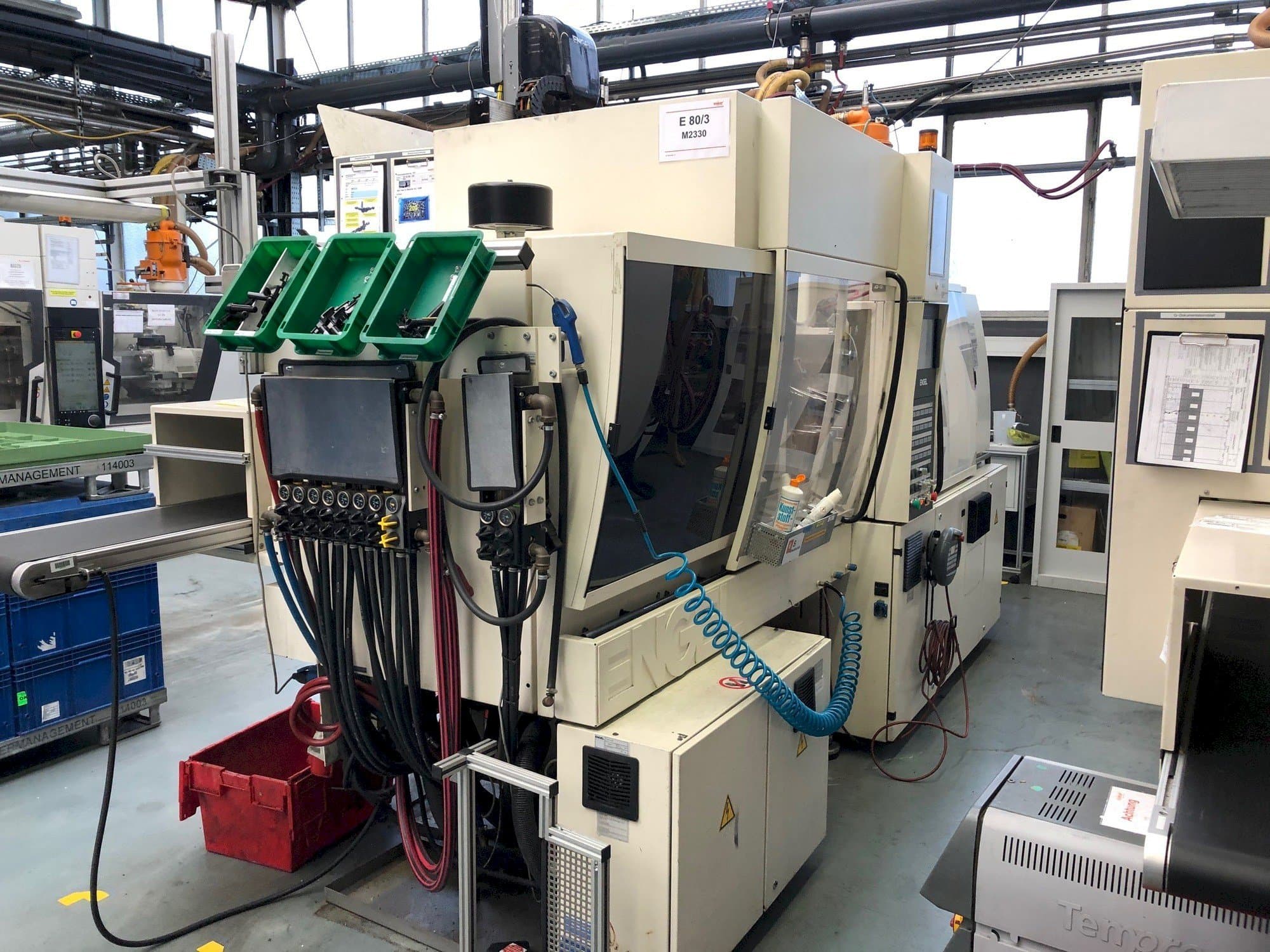 Vista frontale della macchina ENGEL Victory 330/80