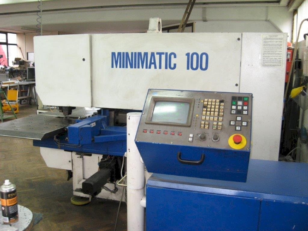Vista frontale della macchina Trumpf Minimatic 100