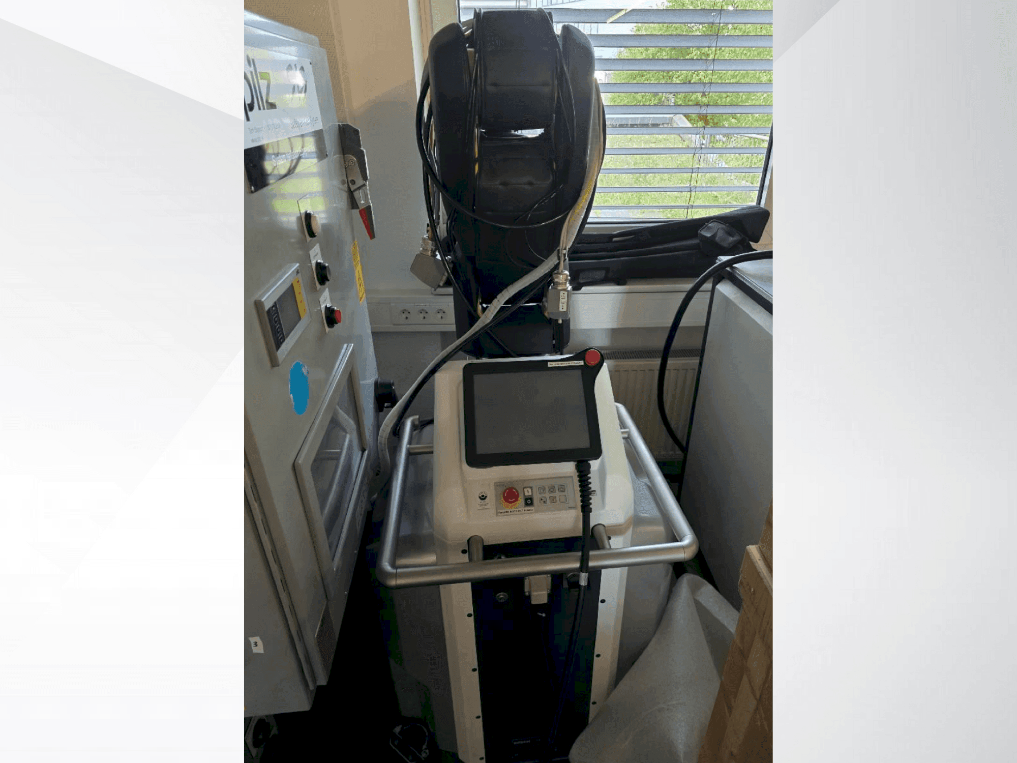 Vista frontale della macchina FANUC LR Mate 200iD/7L