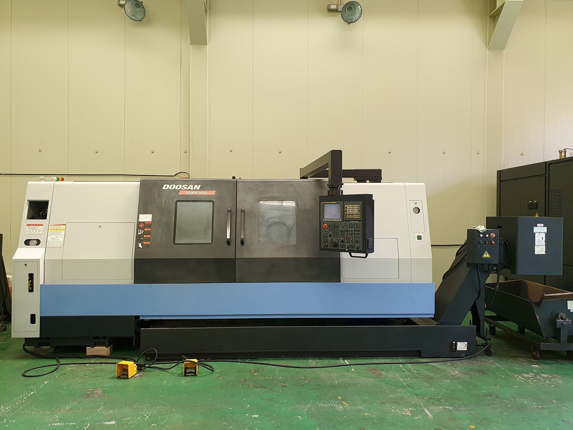 Vista frontale della macchina Doosan PUMA 400LB