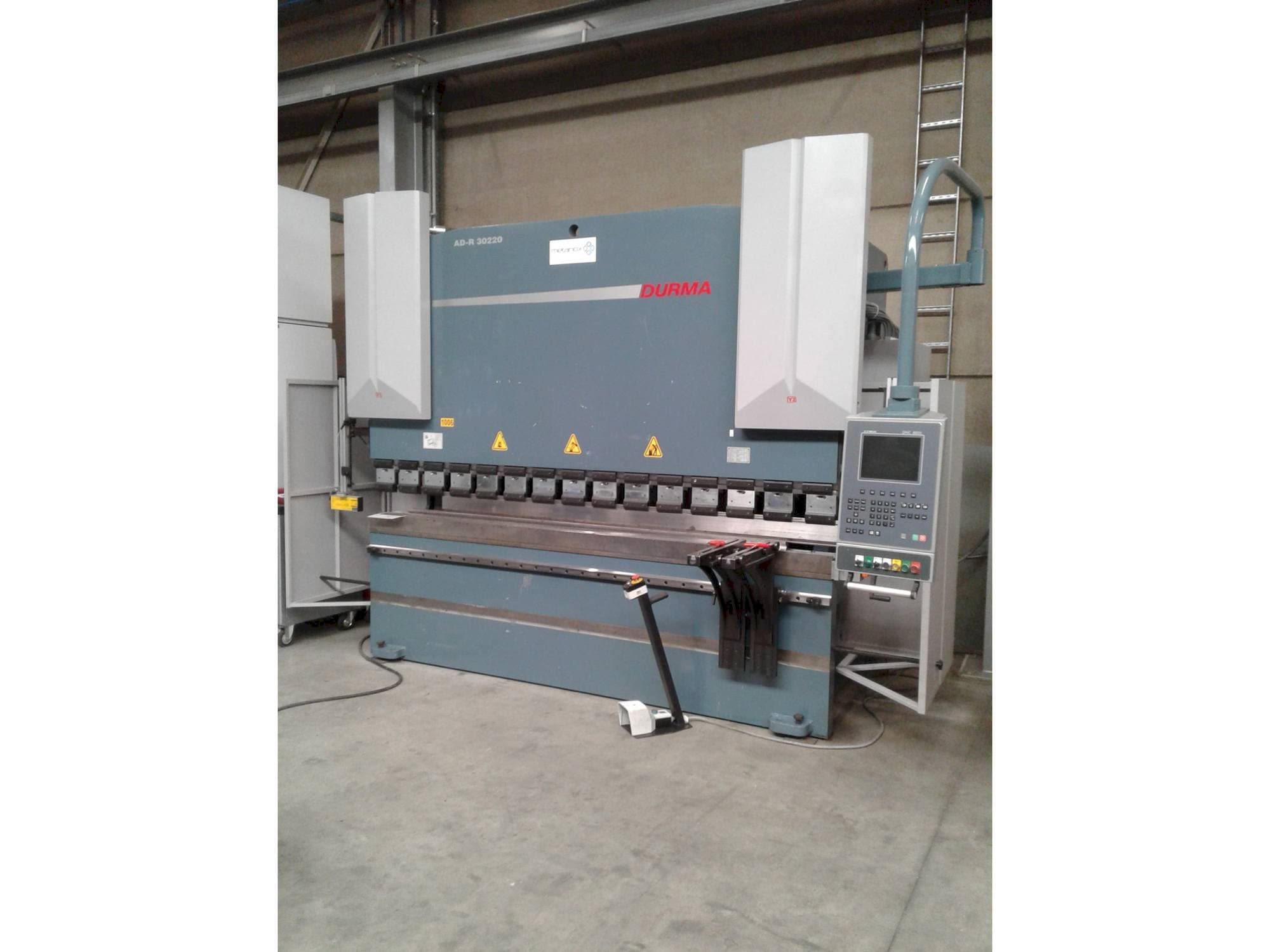 Vista frontale della macchina Durma AD-R 30220