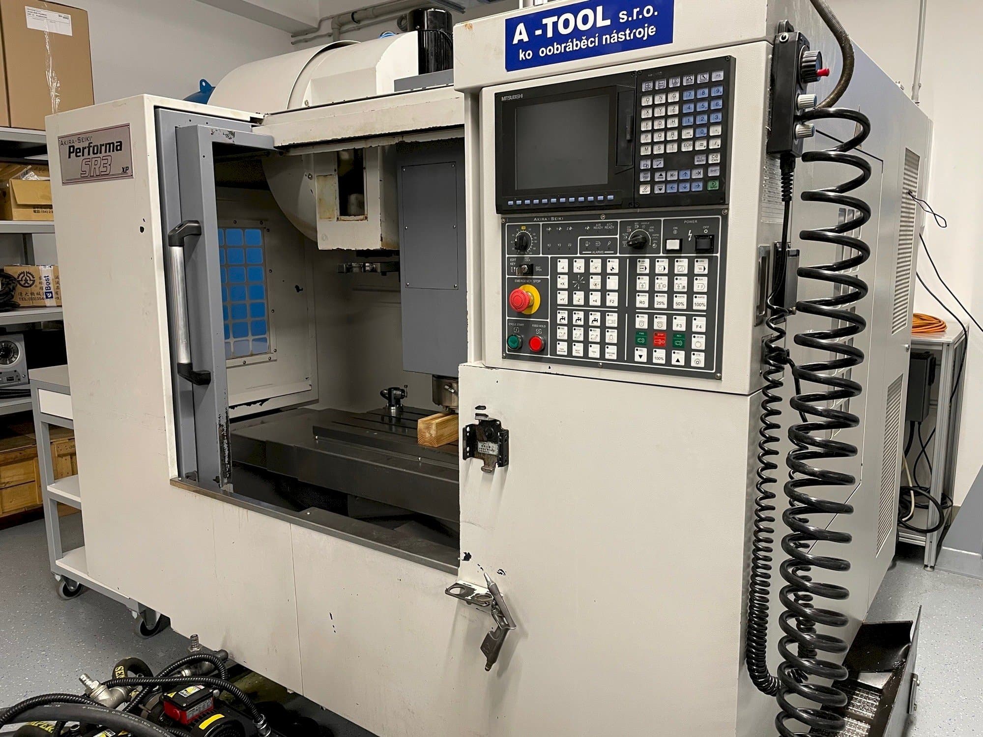 Vista frontale della macchina Akira Seiki SR3XP