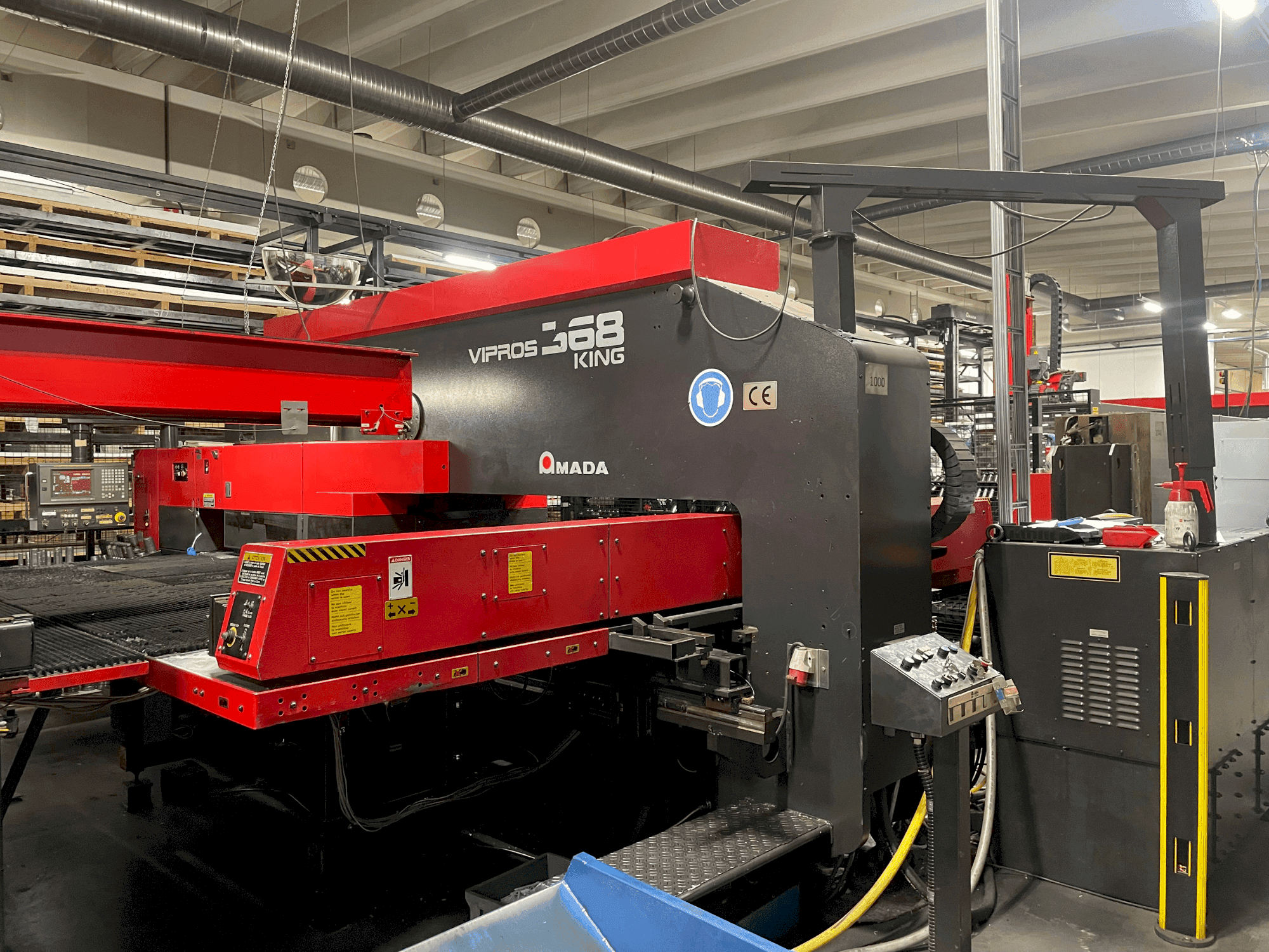 Vista frontale della macchina AMADA Vipros King 368