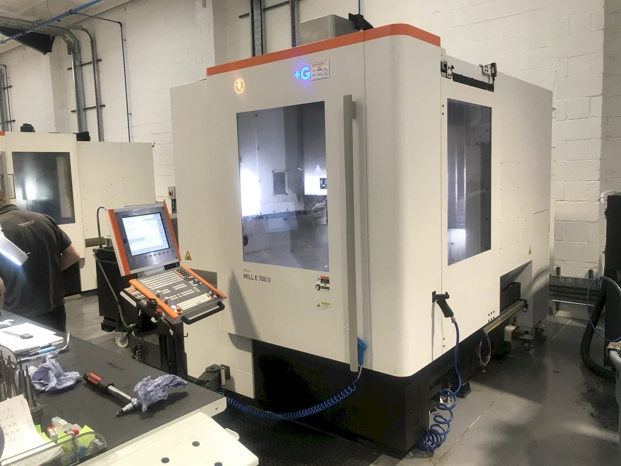 Vista frontale della macchina MIKRON Mill E 700 U