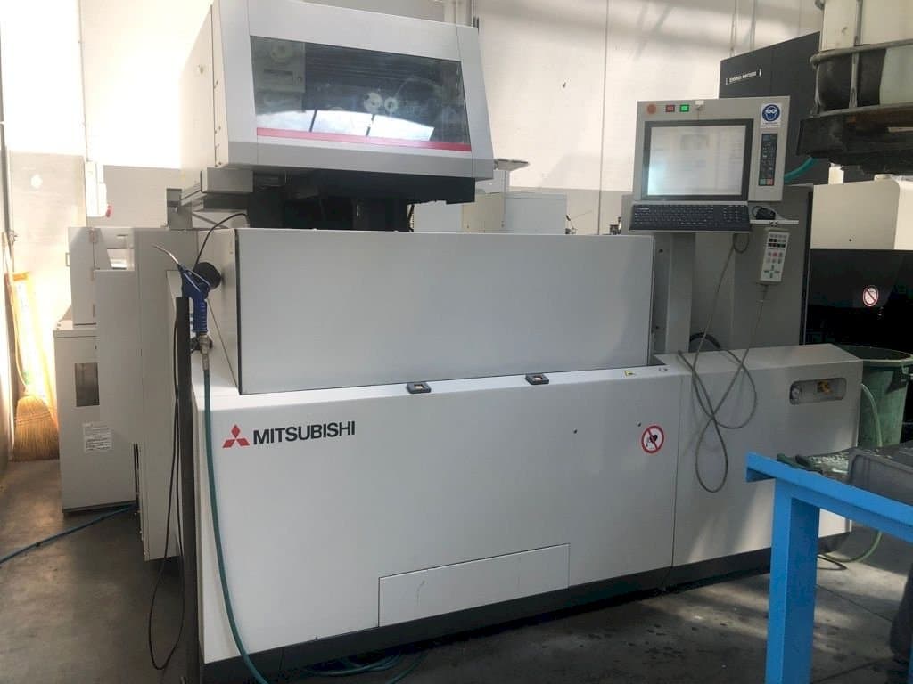 Vista frontale della macchina Mitsubishi MV2400S