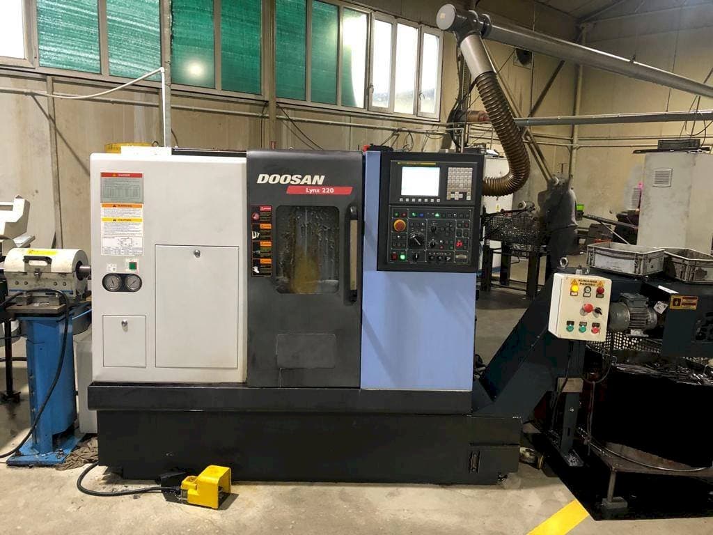 Vista frontale della macchina Doosan Lynx 220 B