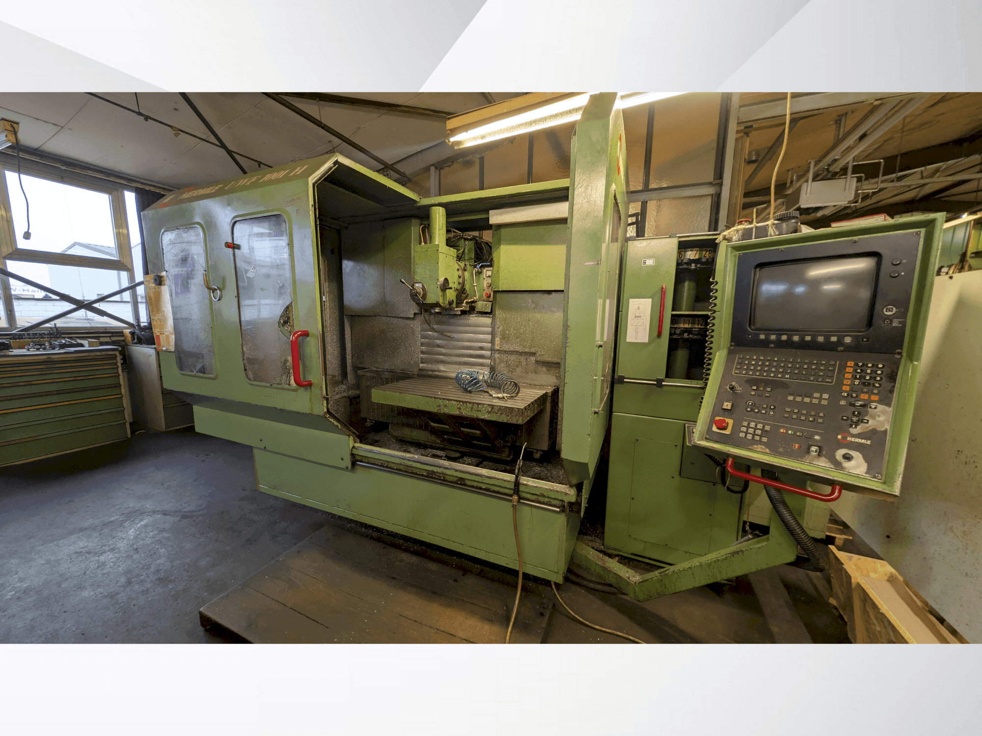 Vista frontale della macchina HERMLE 1001