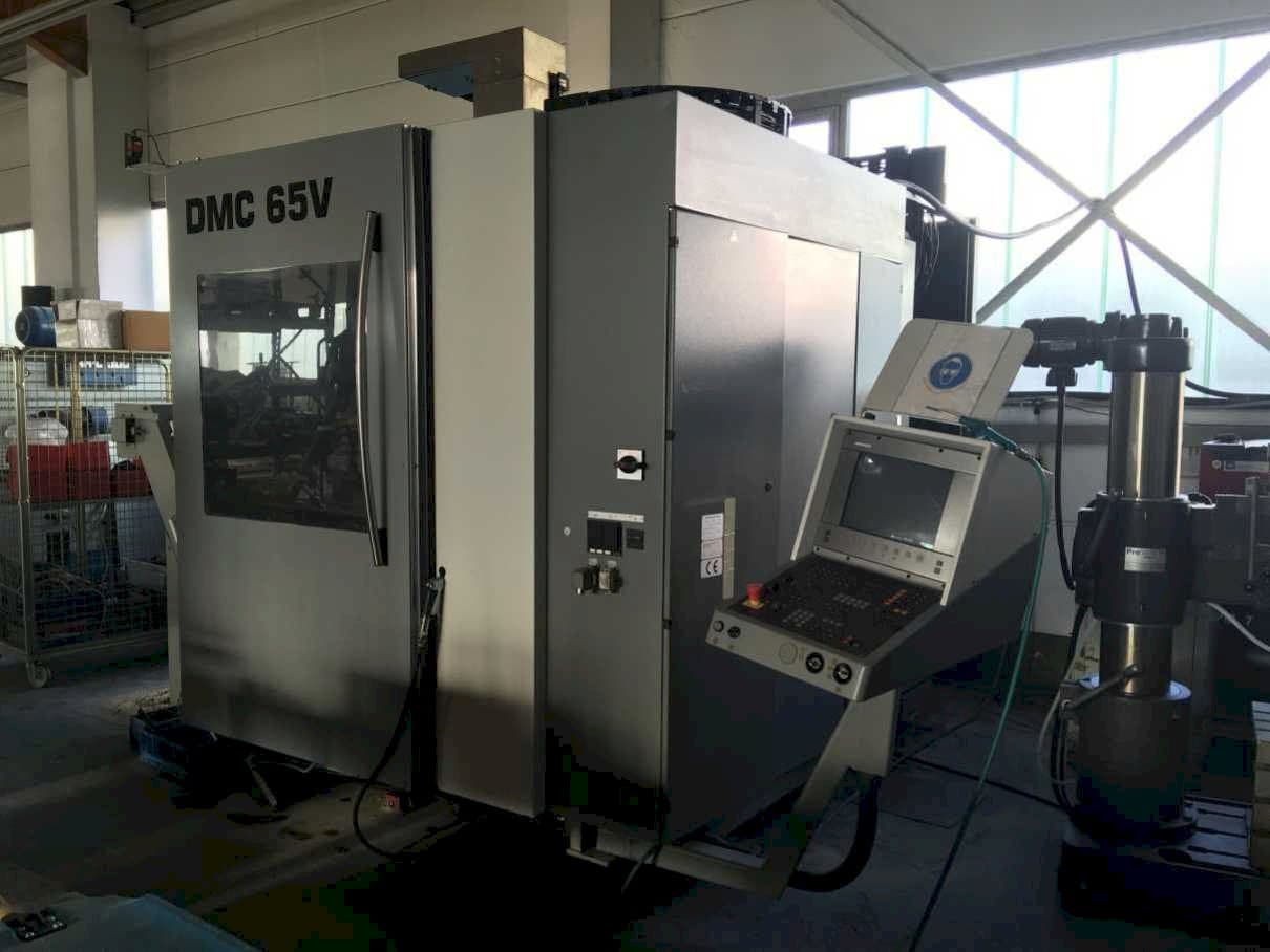Vista frontale della macchina DECKEL MAHO DMC65V