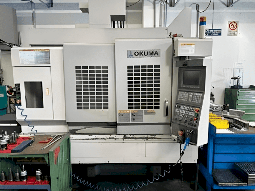 Vista frontale della macchina Okuma MB 56-VA