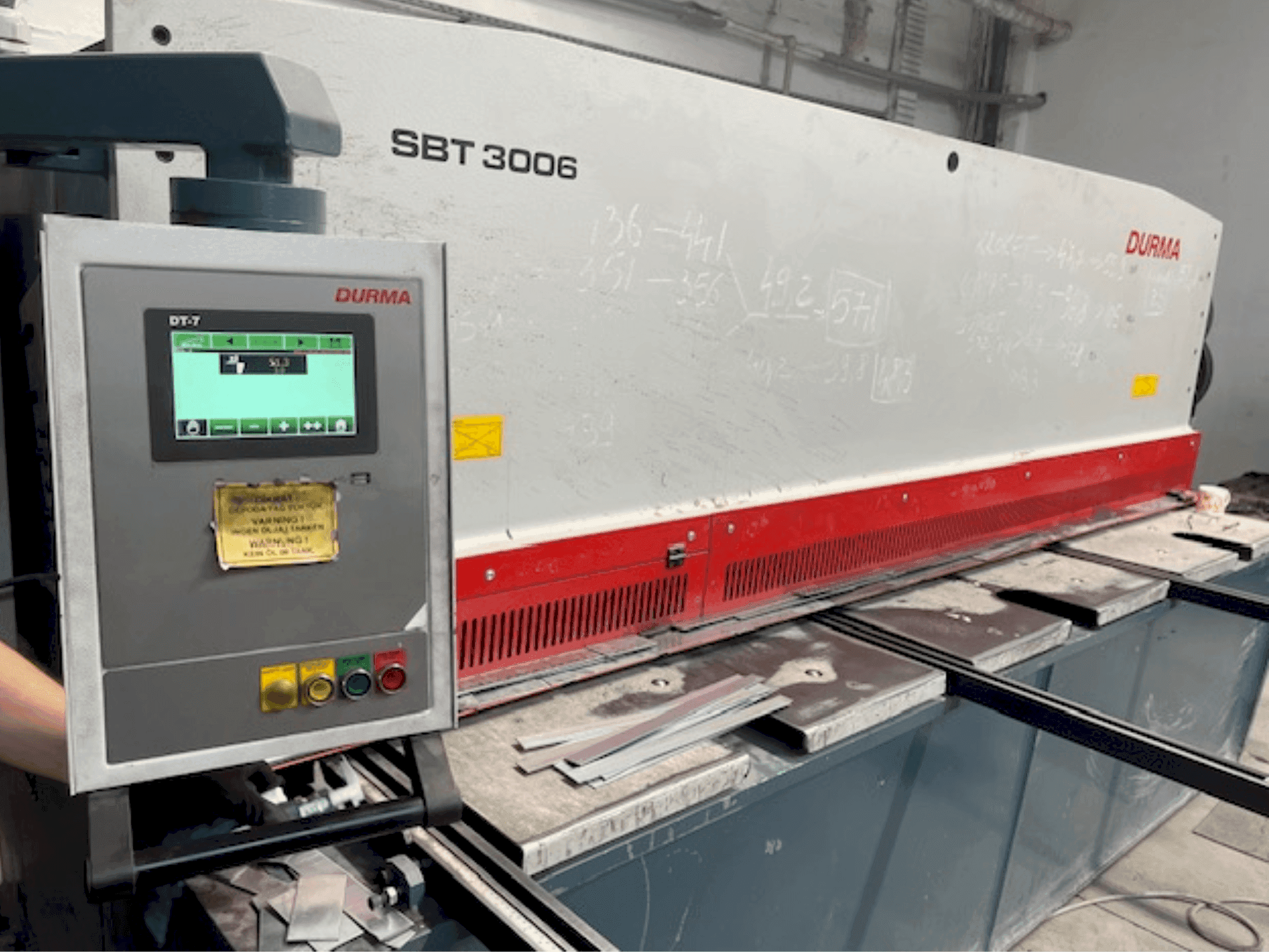Vista frontale della macchina Durma SBT 3006