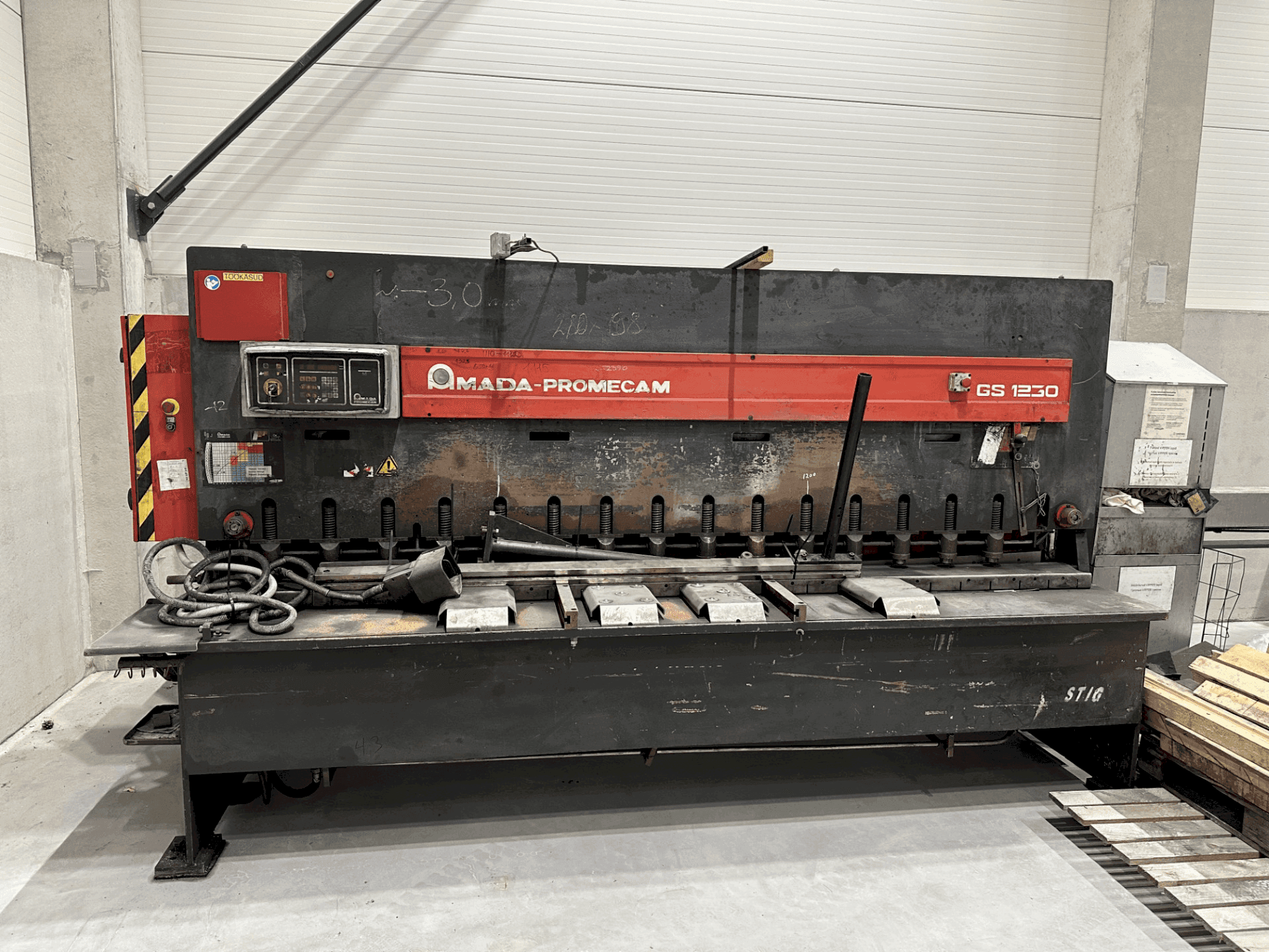 Vista frontale della macchina AMADA Promecam GS1230