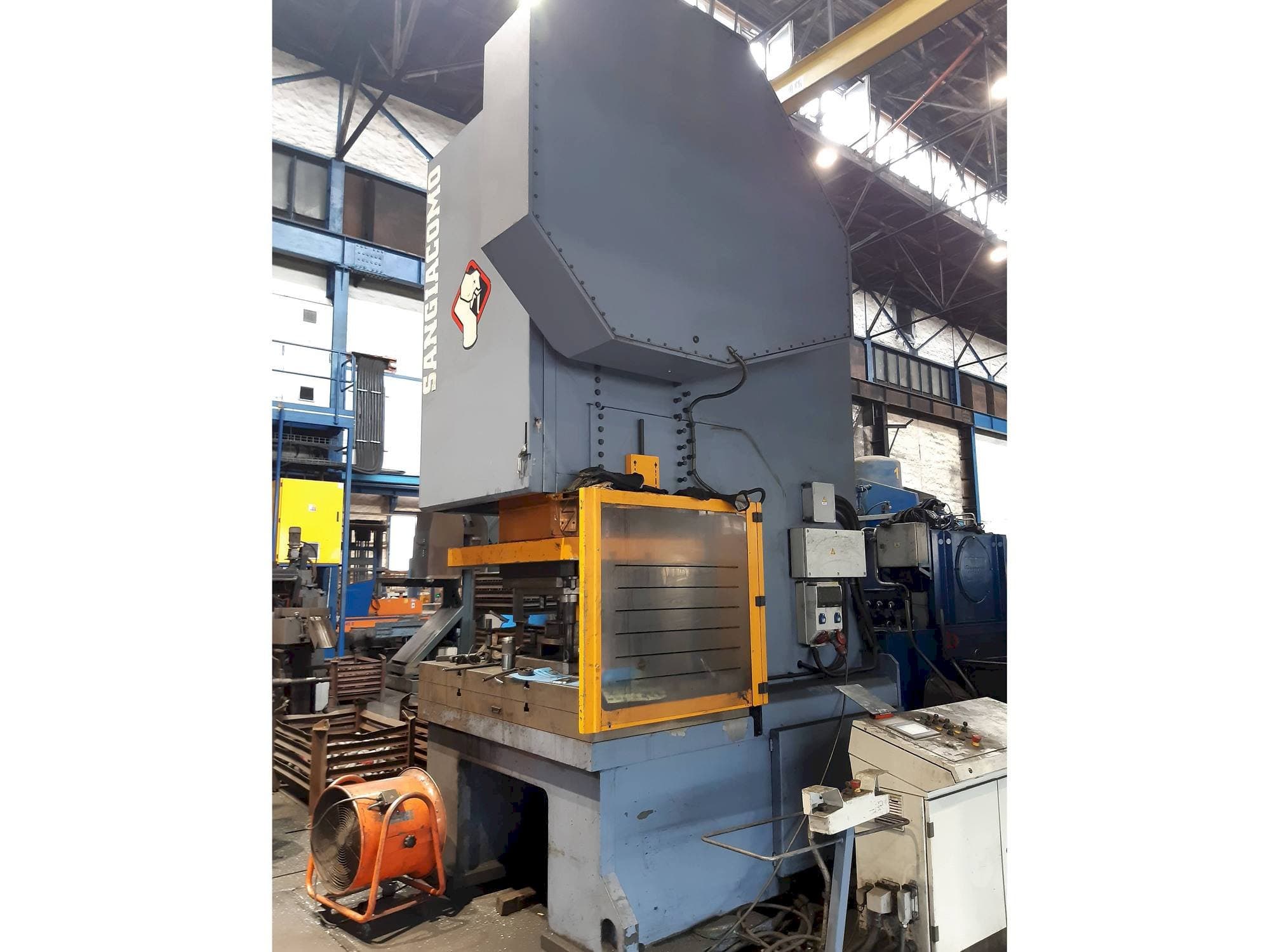 Vista frontale della macchina Sangiacomo T.450 RCE