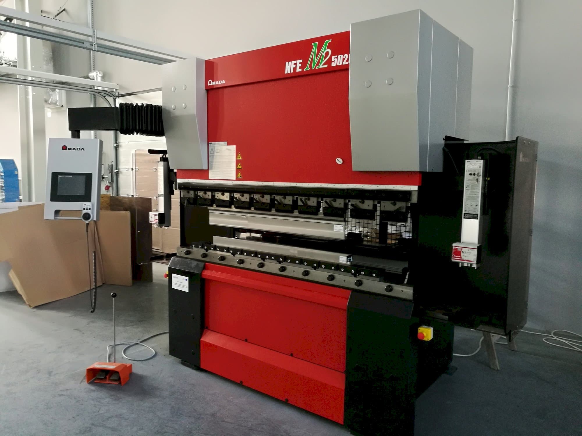 Vista frontale della macchina AMADA HFE M2 5020