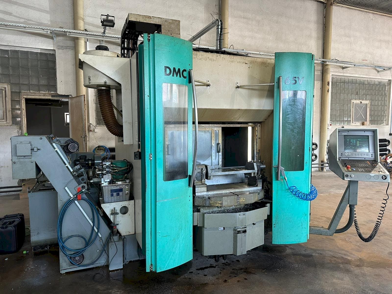 Vista frontale della macchina DECKEL MAHO DMC 65V