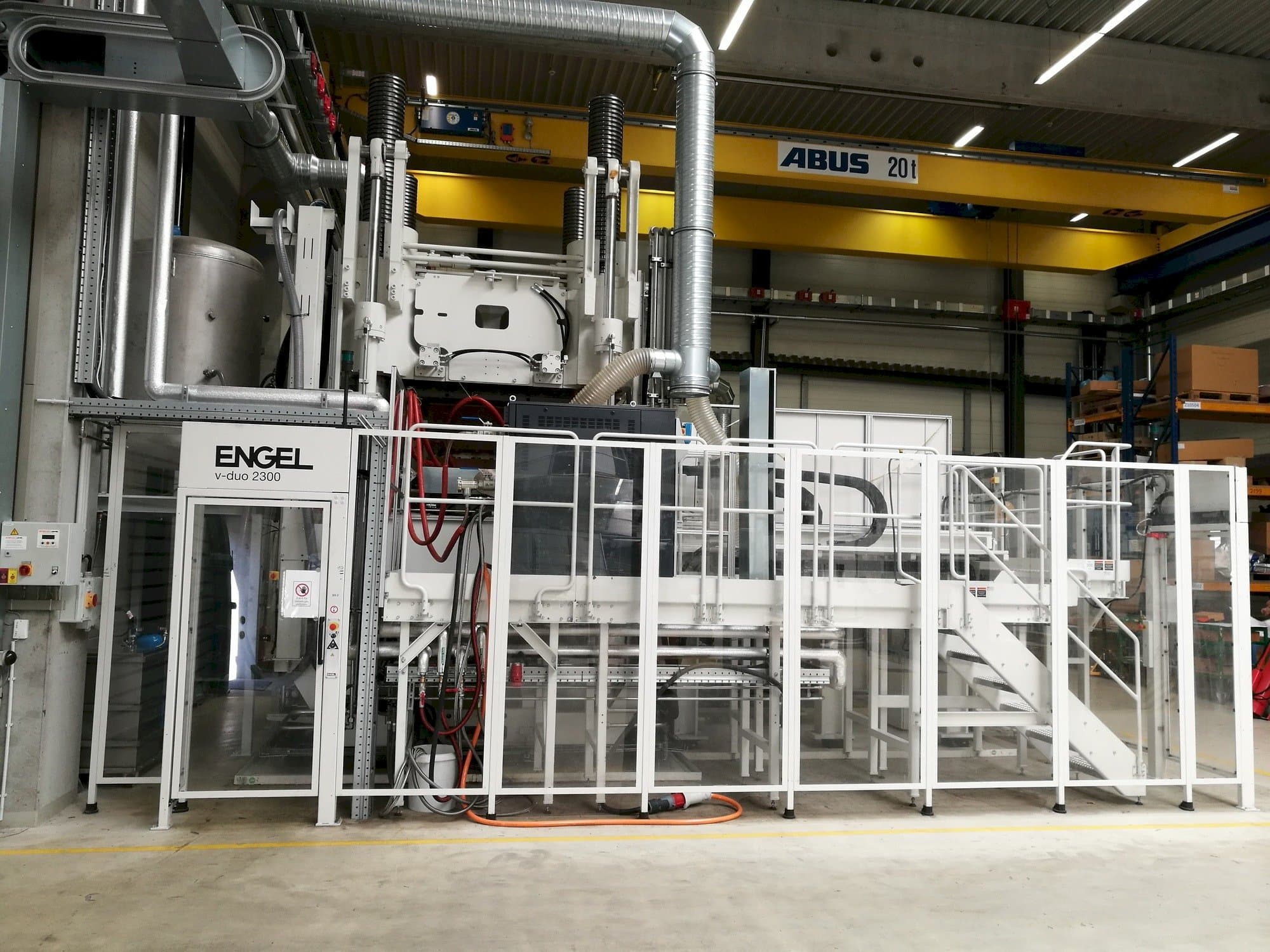 Vista frontale della macchina ENGEL V-Duo 2300