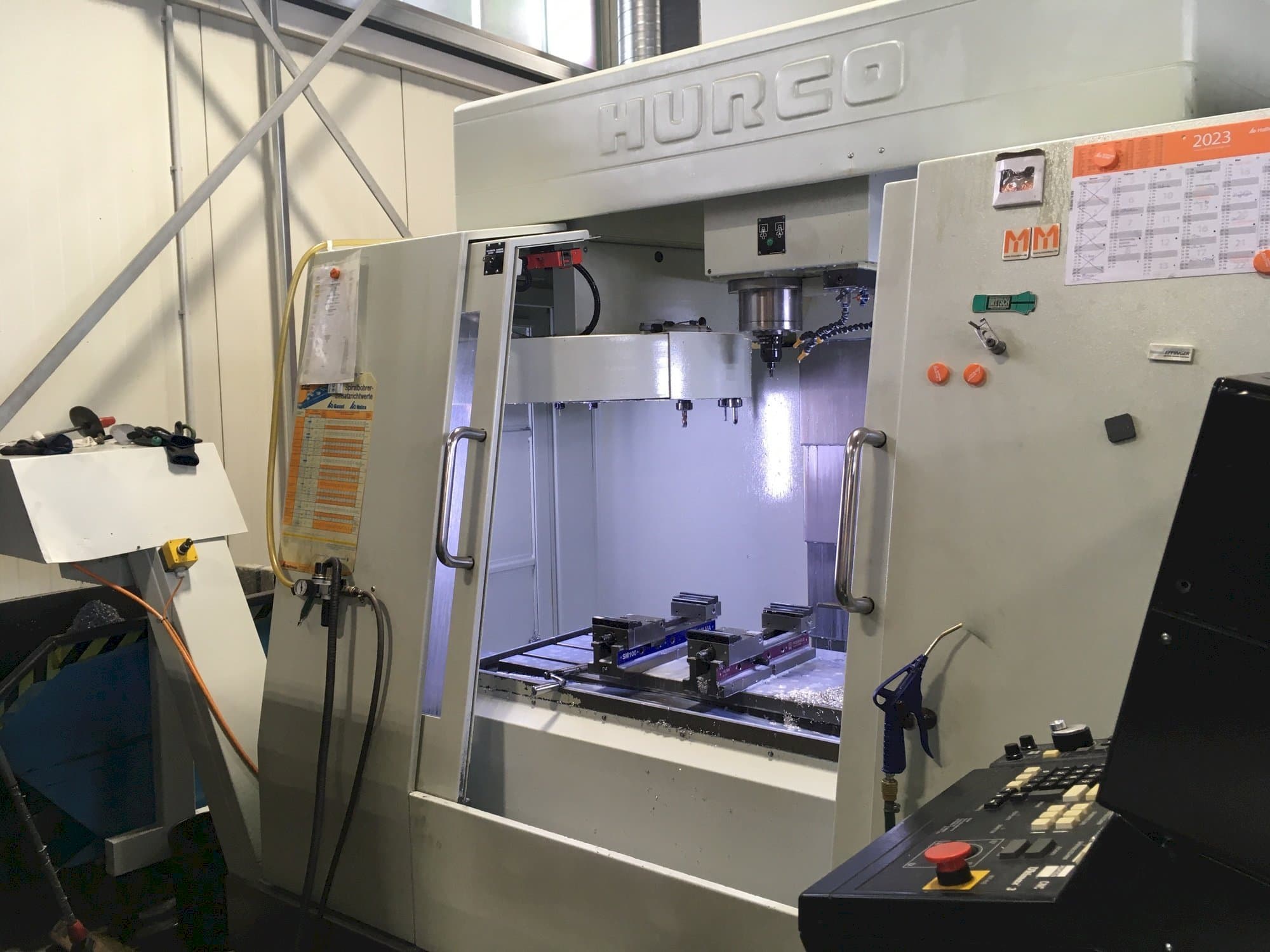 Vista frontale della macchina Hurco BAC 30 HTM