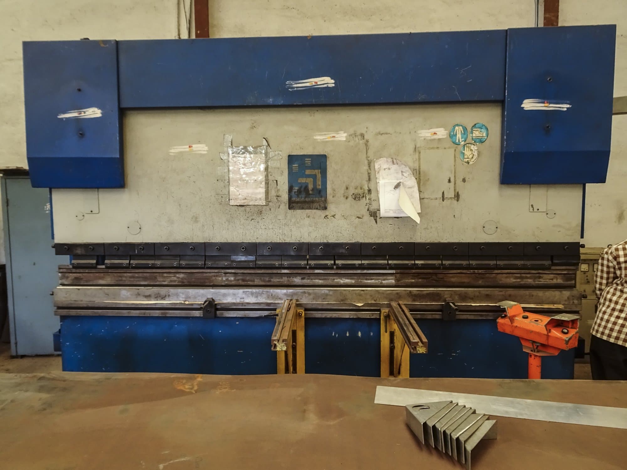 Vista frontale della macchina Hindustan Hydraulics EHP 110