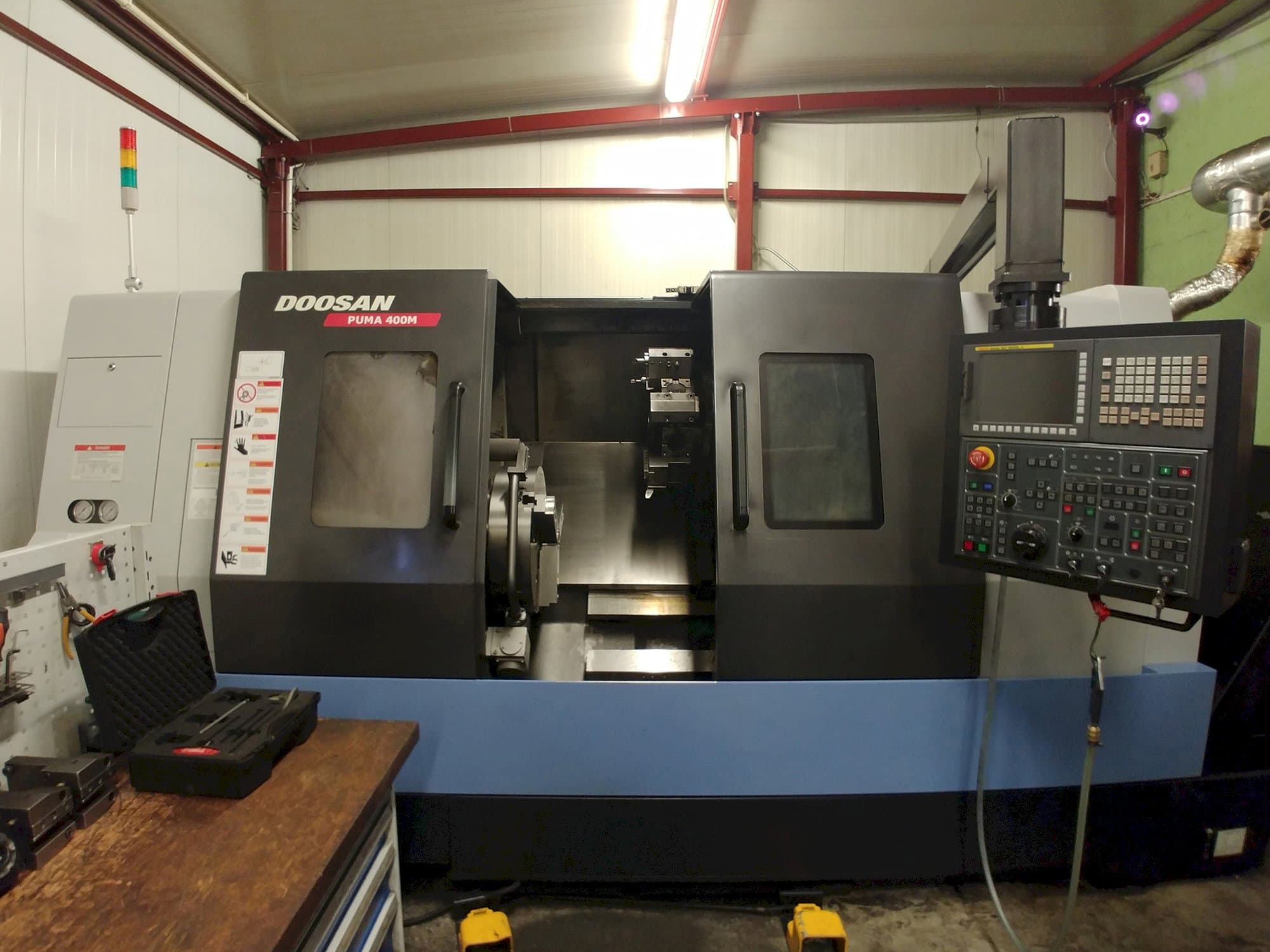 Vista frontale della macchina Doosan Puma 400MC