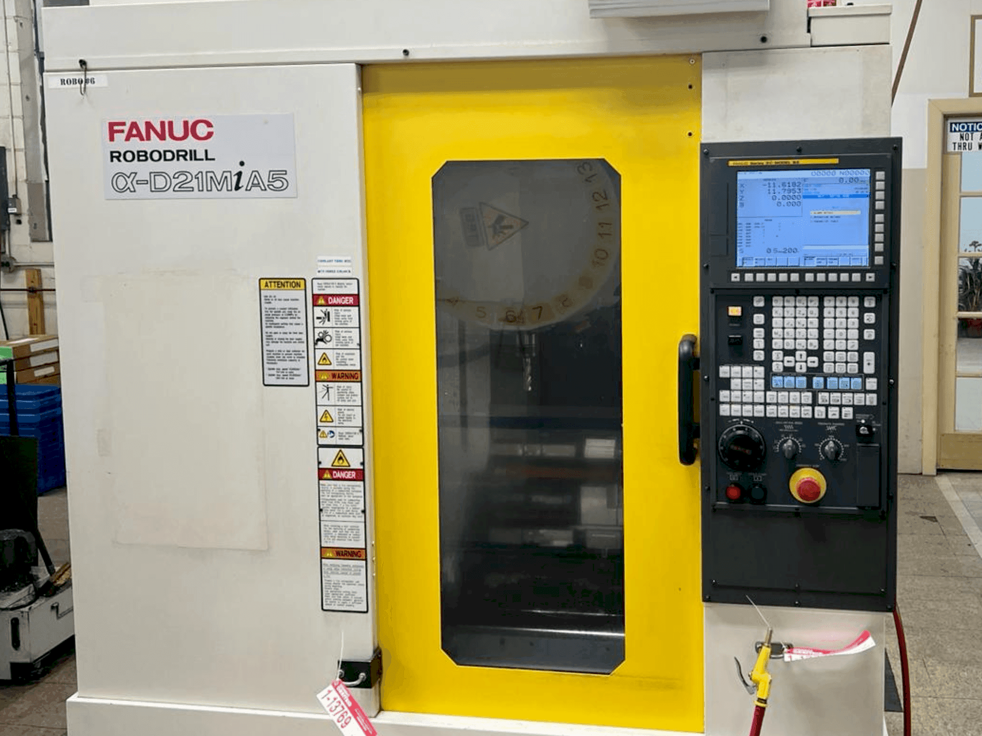 Vista frontale della macchina FANUC Robodrill D21MiA5