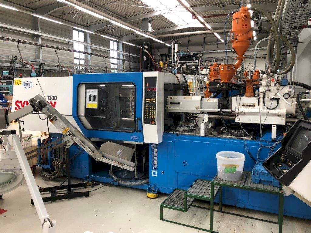 Vista frontale della macchina Netstal Synergy S1200-230