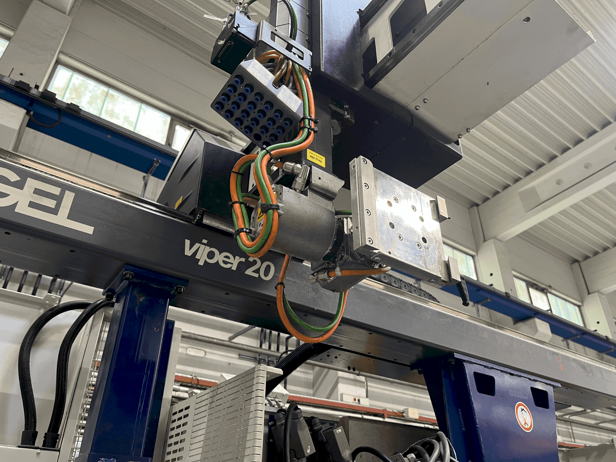 Vista frontale della macchina Engel Viper 20