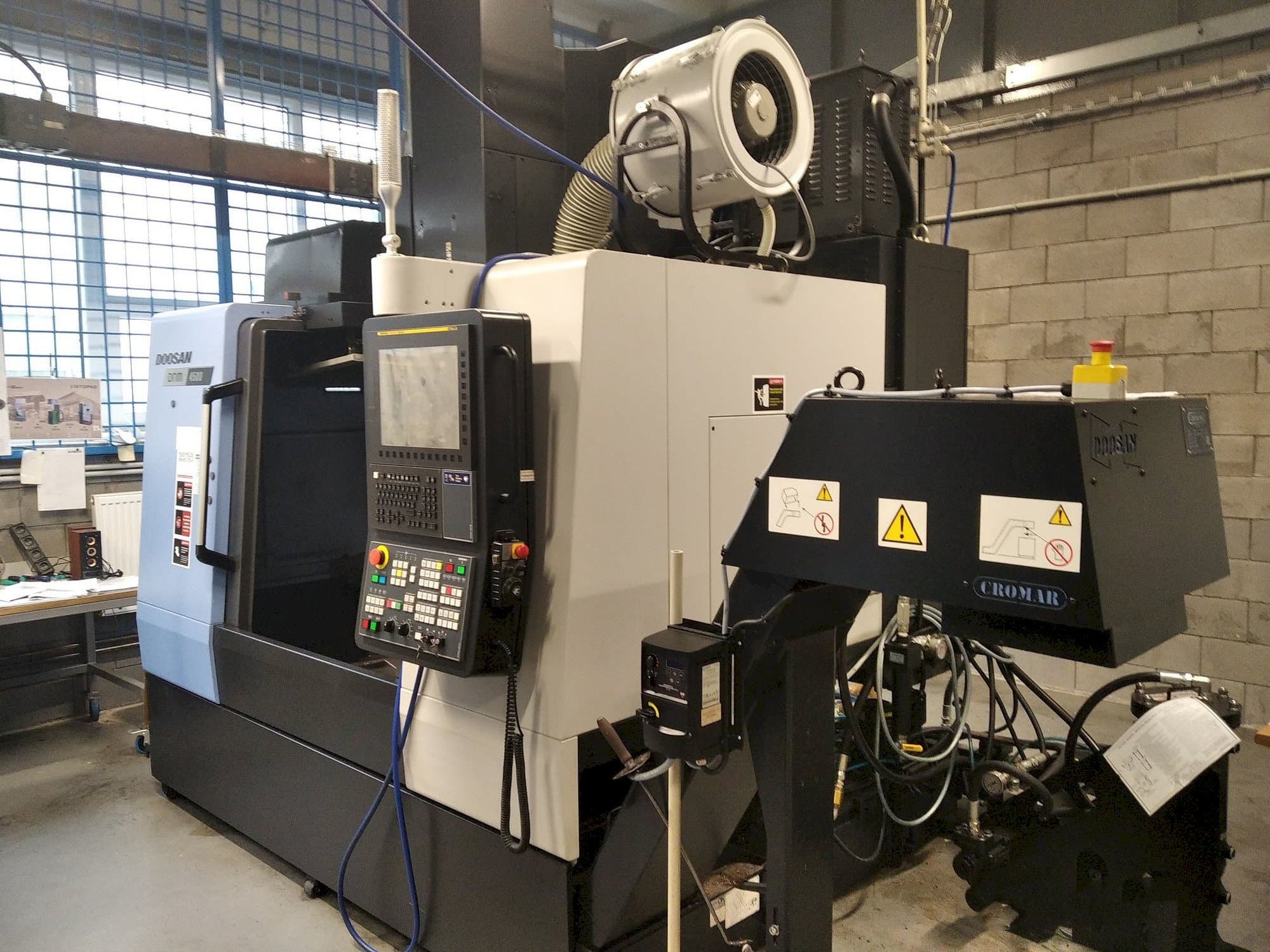 Vista frontale della macchina DOOSAN DNM 4500