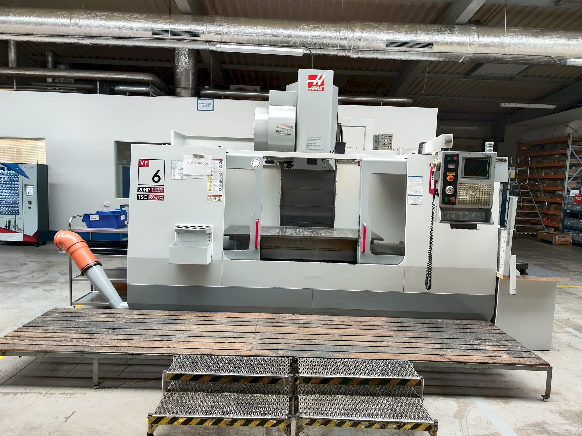 Vista frontale della macchina HAAS VF-6