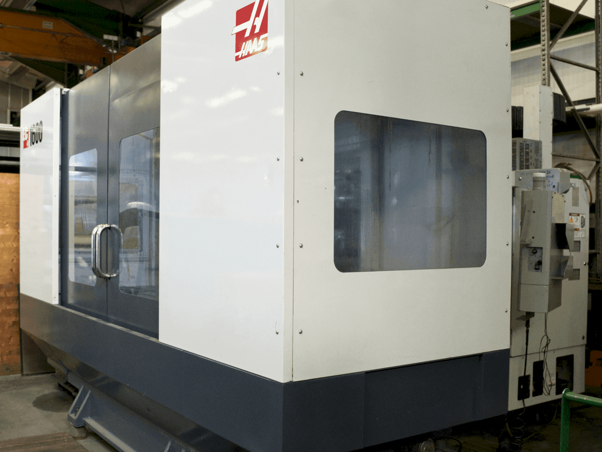 Vista frontale della macchina HAAS EC-1600