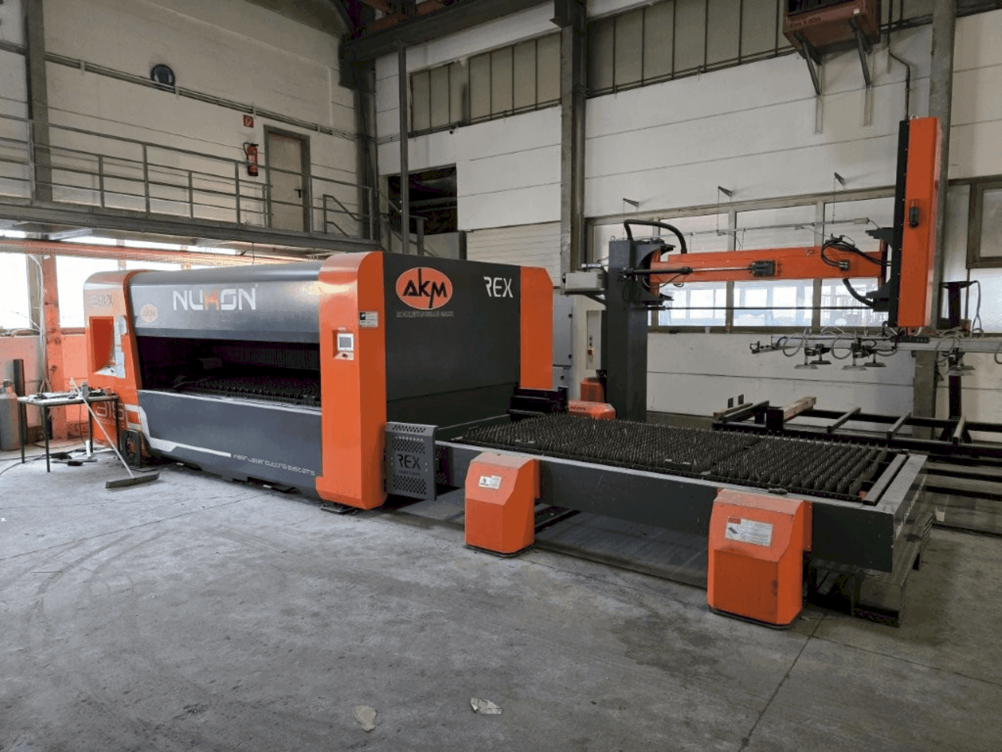 Vista frontale della macchina NUKON Rex 315